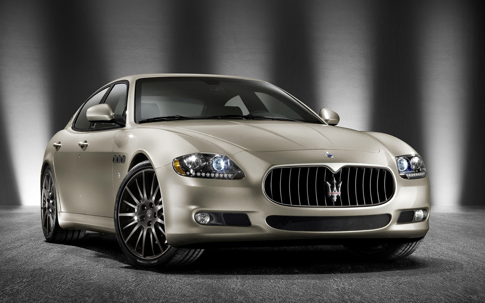 Обои фары, эмблема, maserati, quattroporte на рабочий стол