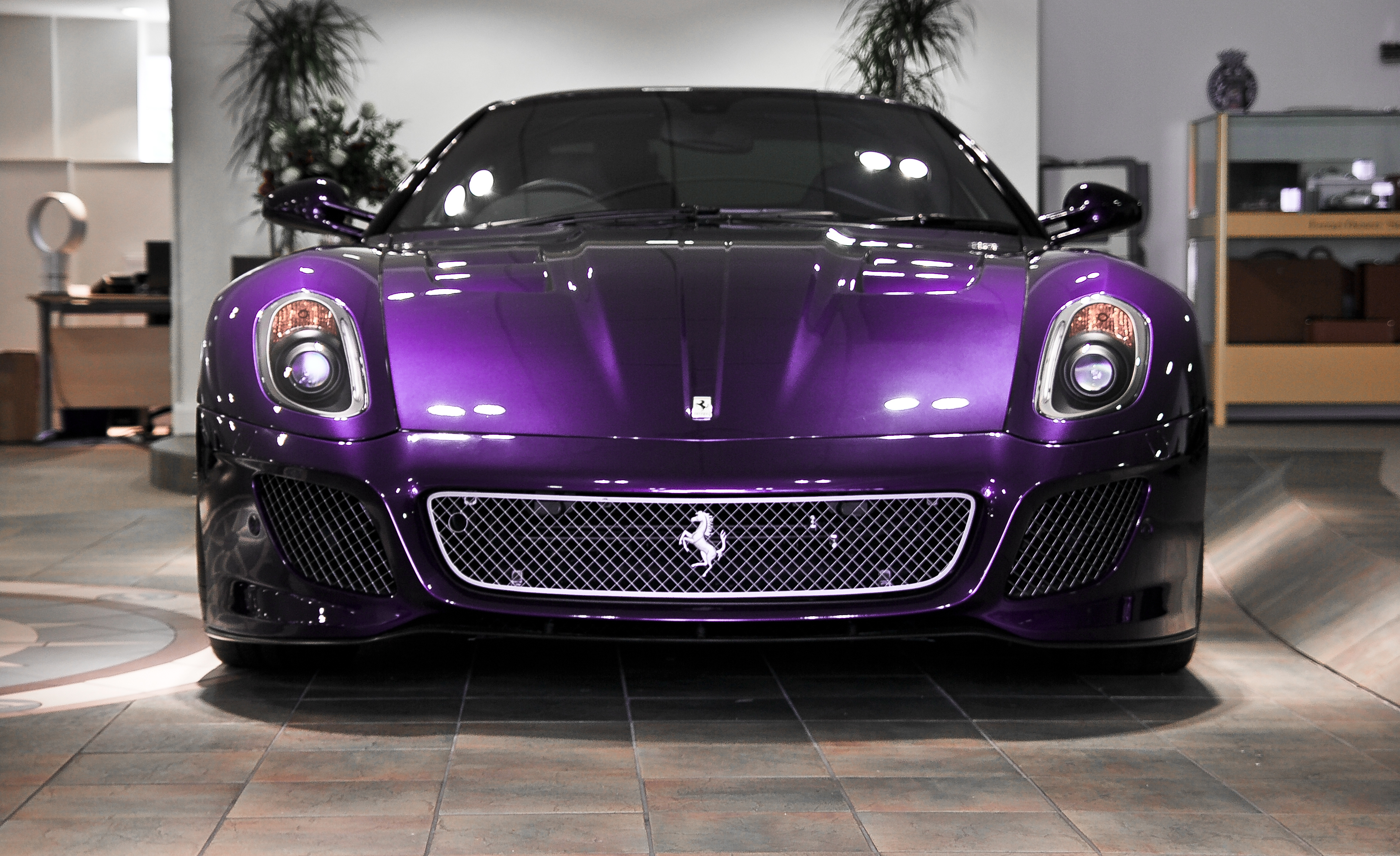 Фиолетовый цвет машины