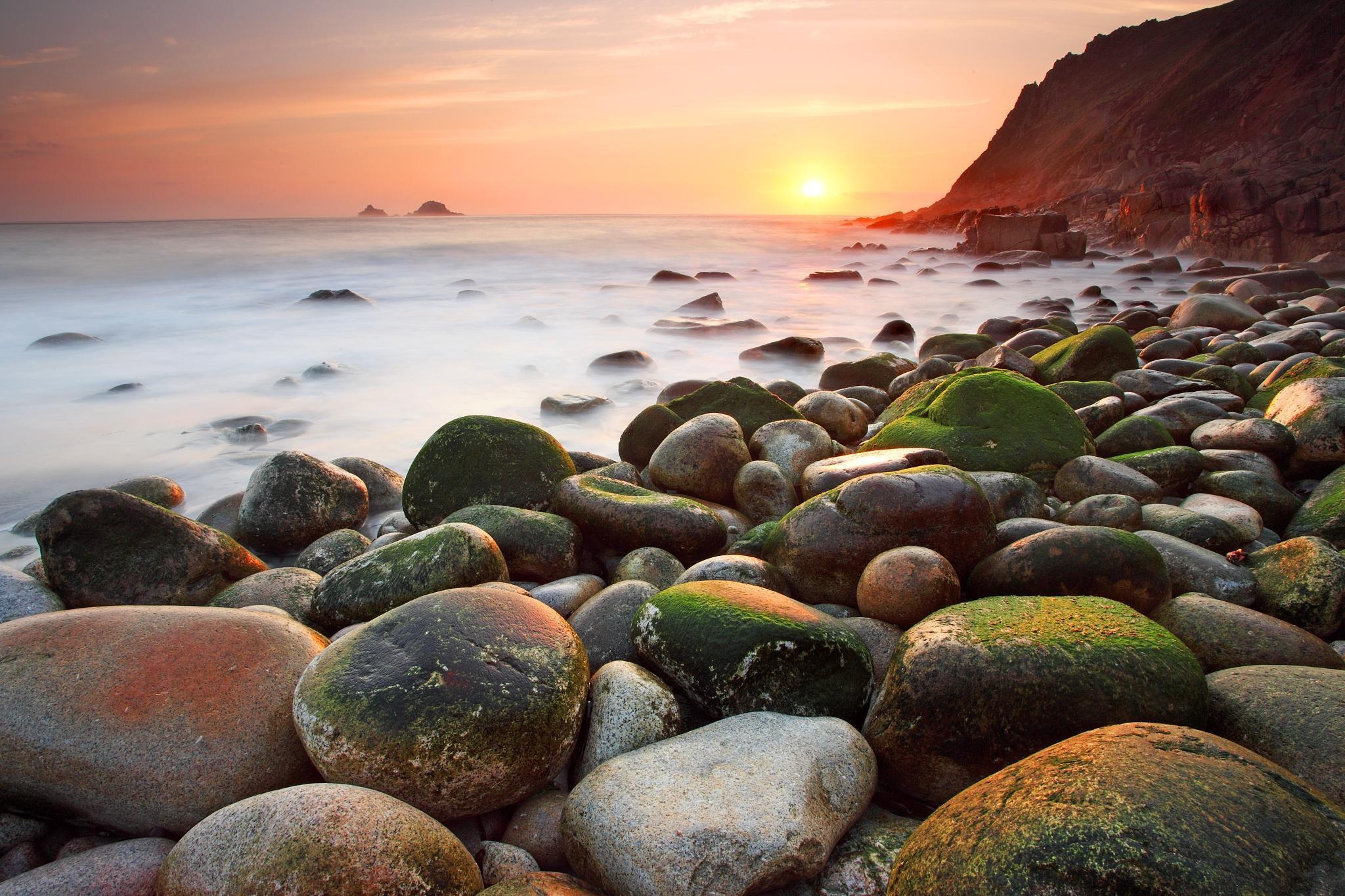 Камни на берегу моря