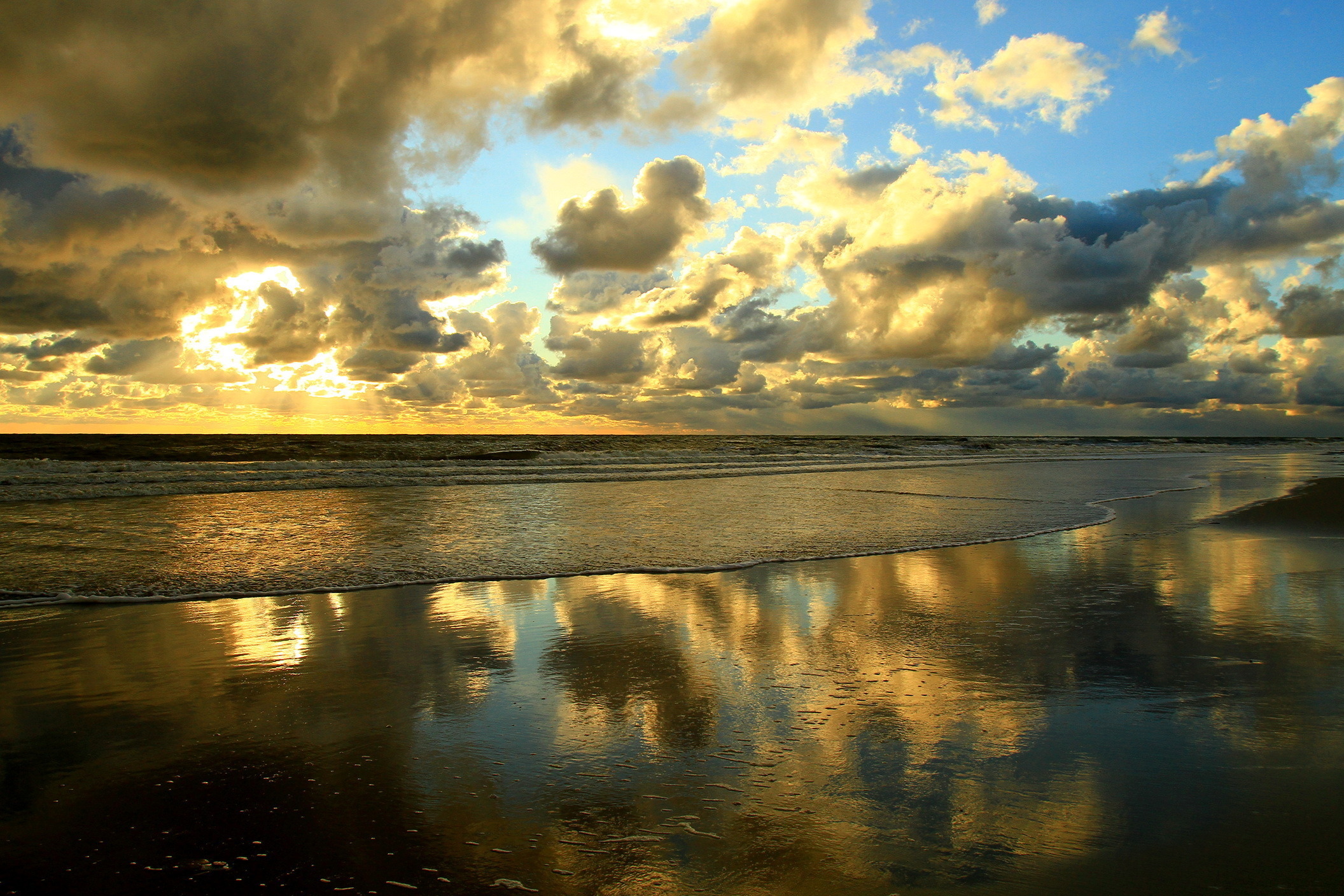 Golden clouds. Рассвет над морем. Небо рассвет. Море фото. Спокойное море фото.