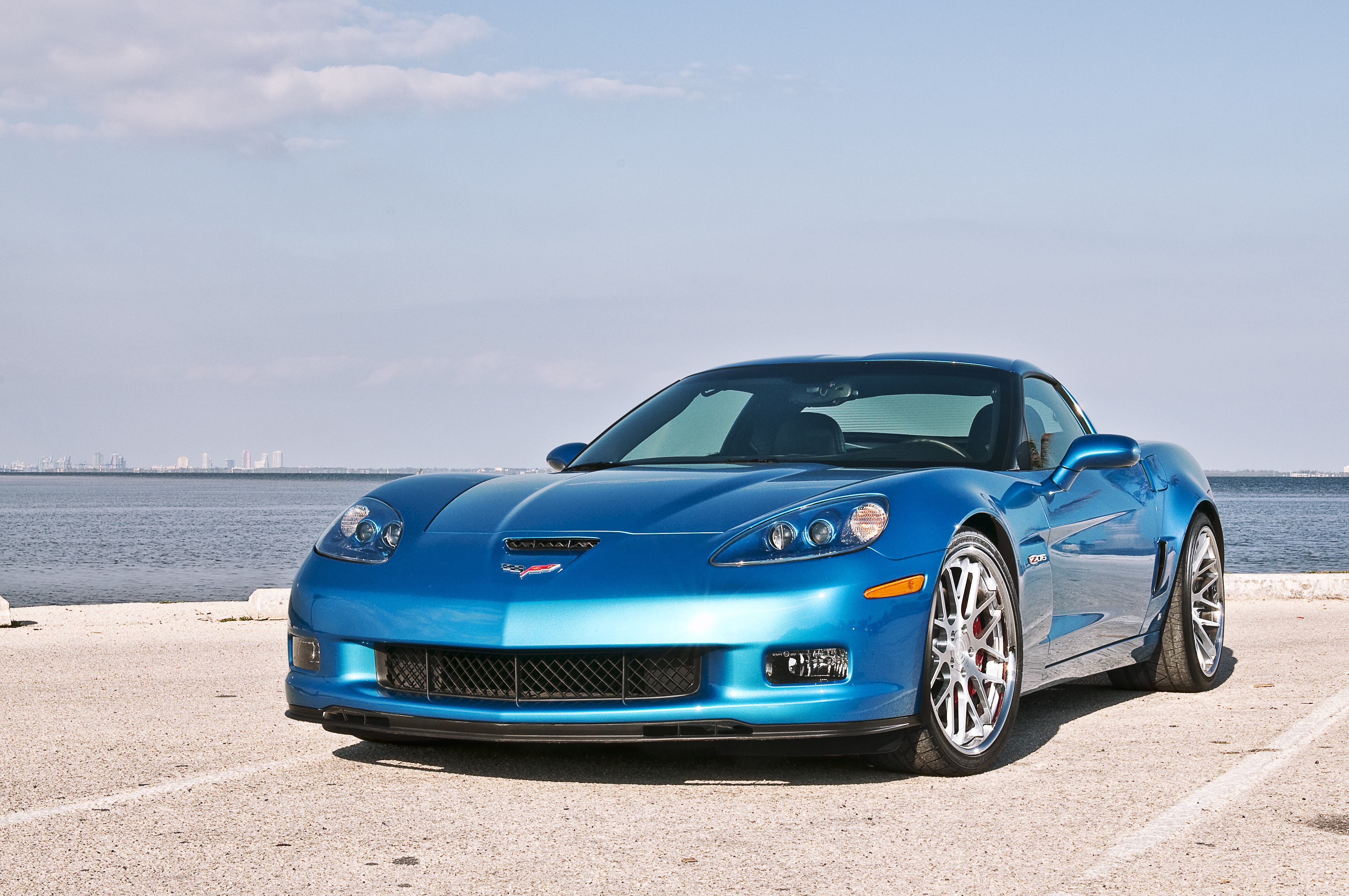 Голубая машина. Chevrolet Corvette c6 Blue. Chevrolet Corvette z06 2000. Шевроле Корвет голубой. Chevrolet Corvette z06 2013 sportscar.