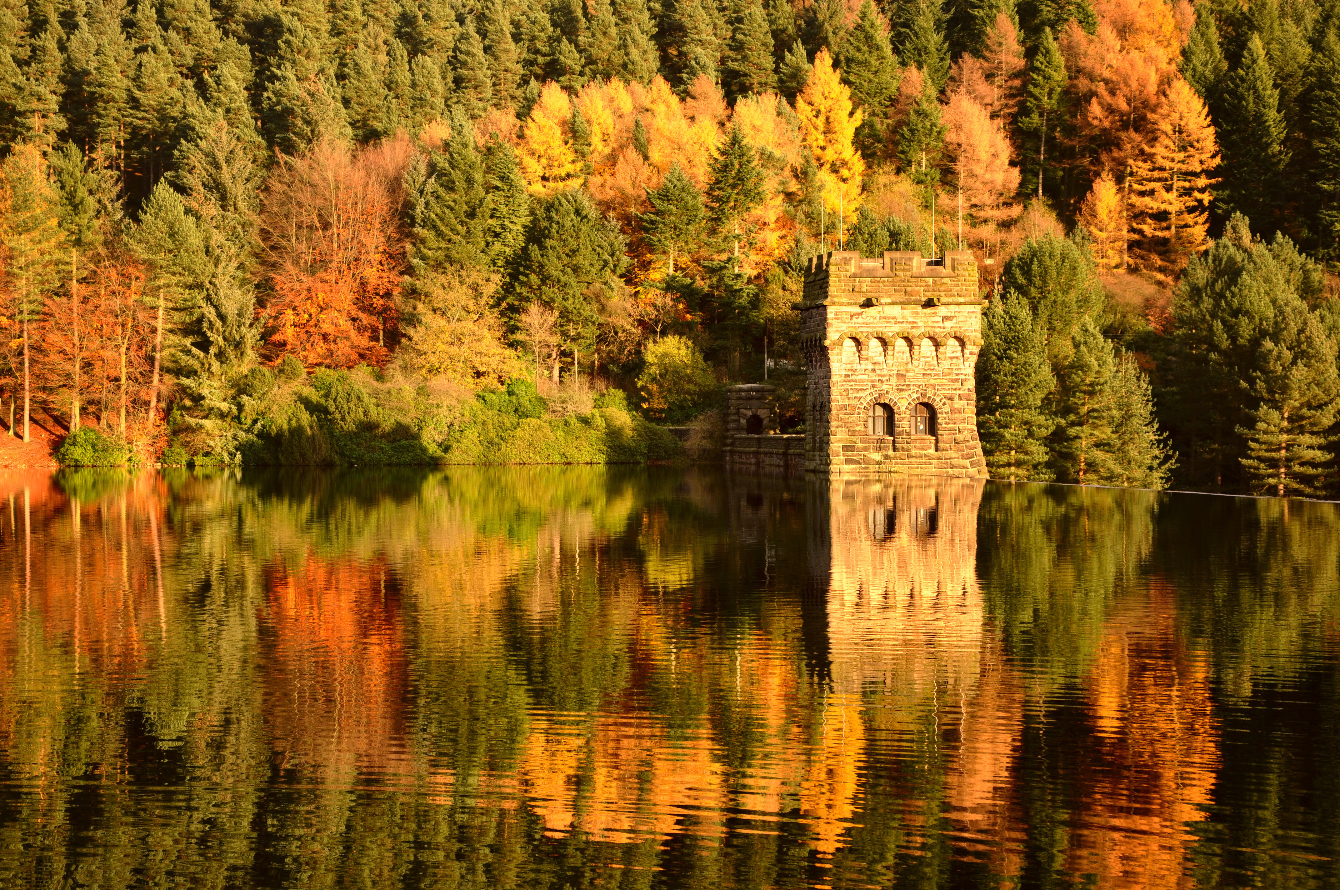Осенний пейзаж с замком