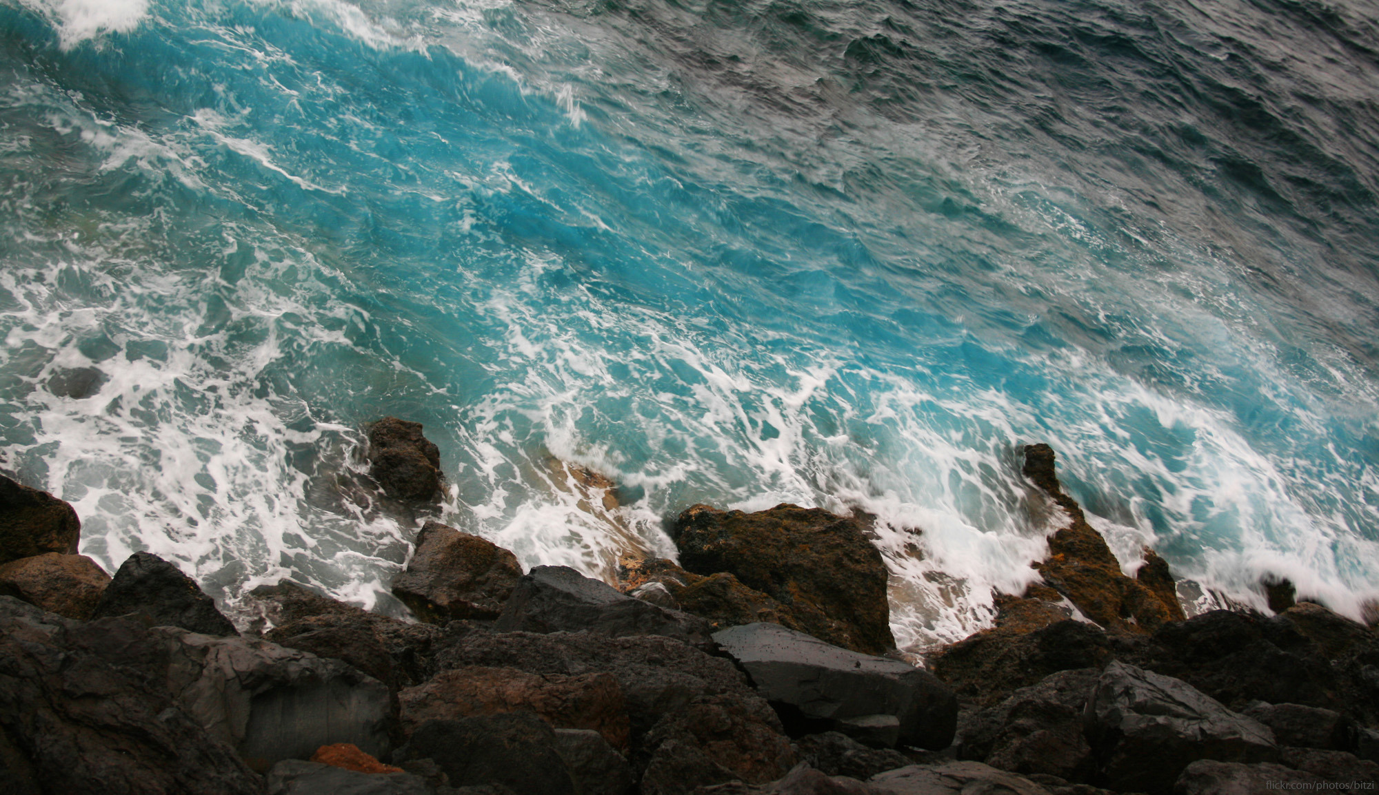 Море сверху камни волны