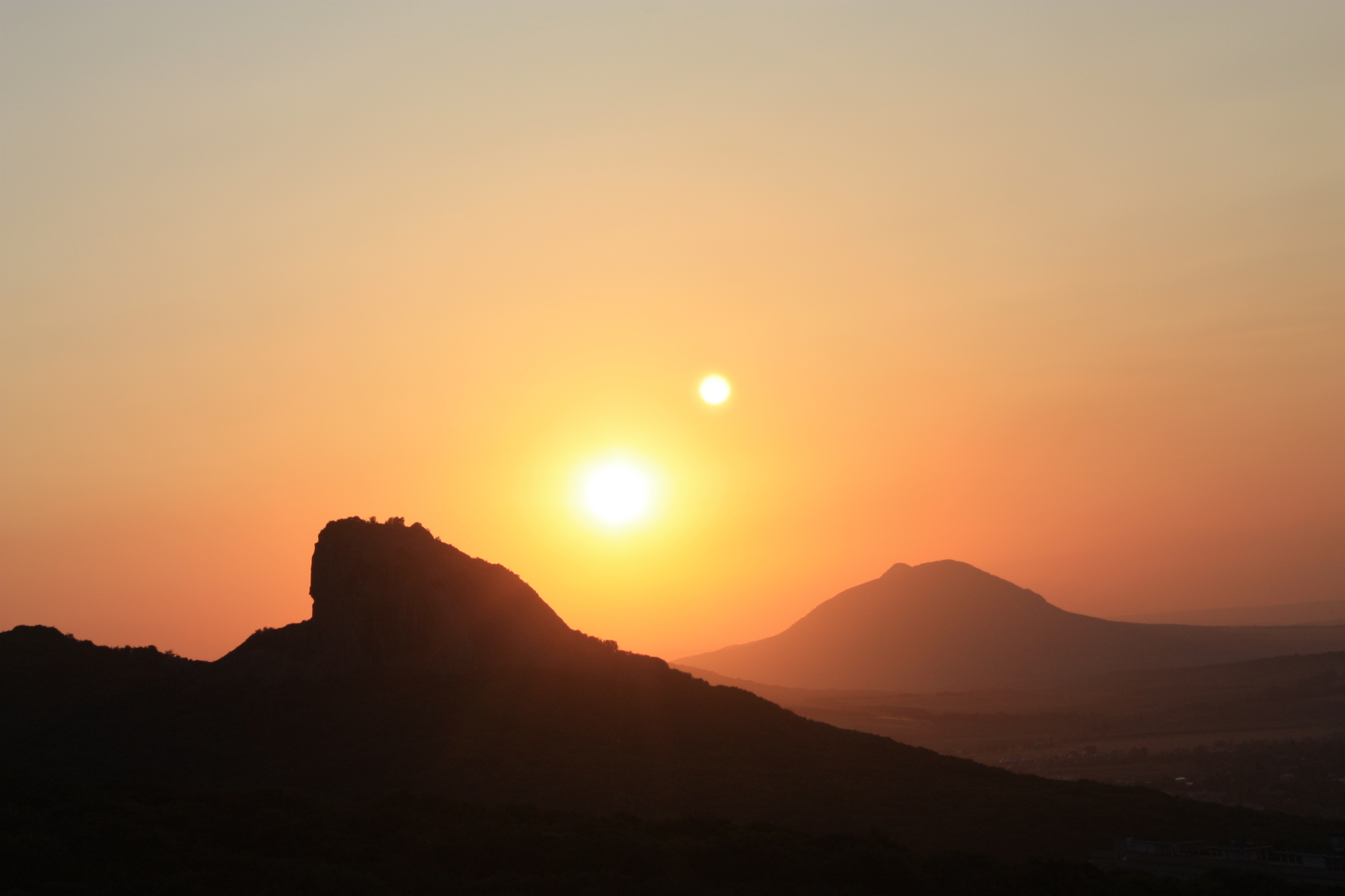 Mountains sunset. Закат в горах. Рассвет в горах. Горы солнце. Закат солнца в горах.