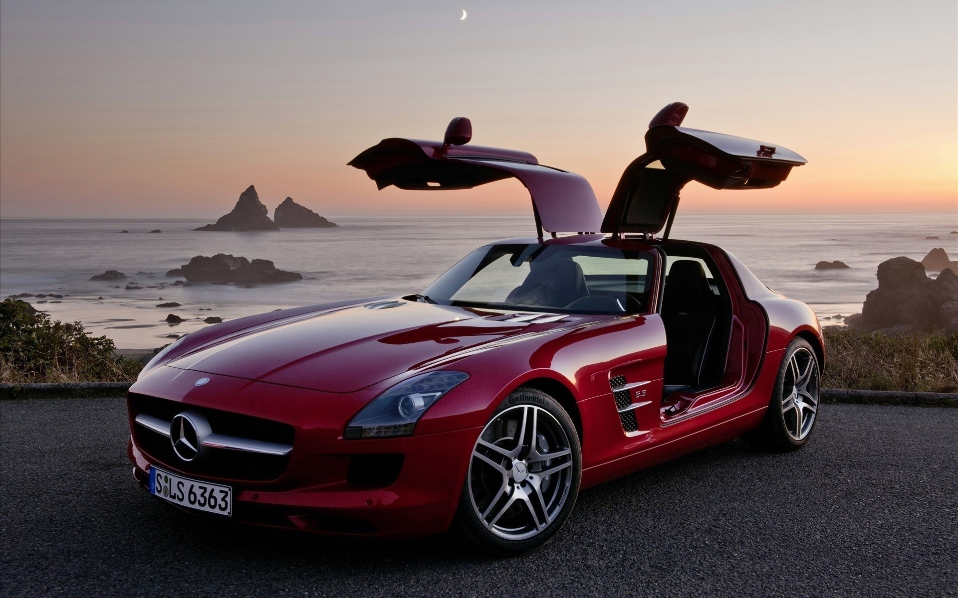 Мерседес SLS AMG черный красный