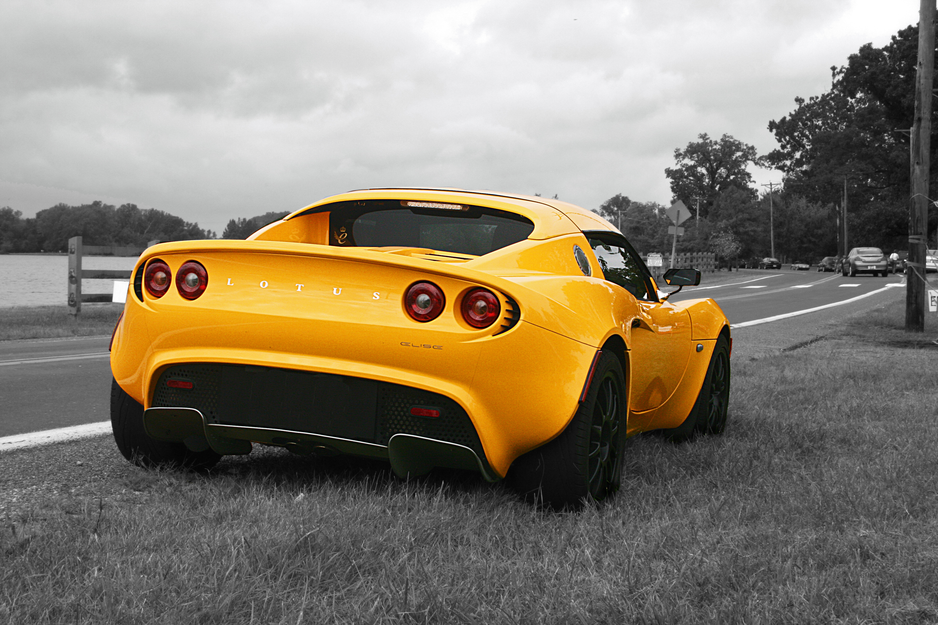 Маши ну. Желтый Лотус машина. Машина желтая Lotus Elise. Лотус Эксидж желтый. Lotus Elise обои.