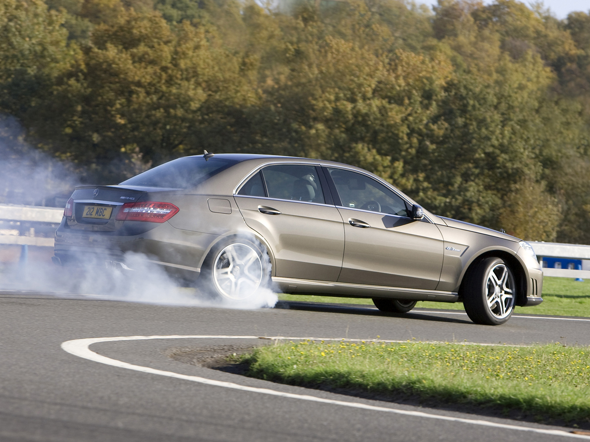 Mercedes drift. Мерседес АМГ дрифт. Mercedes AMG 63 дрифт. Мерседес w212 дрифт. AMG e63 Drift.