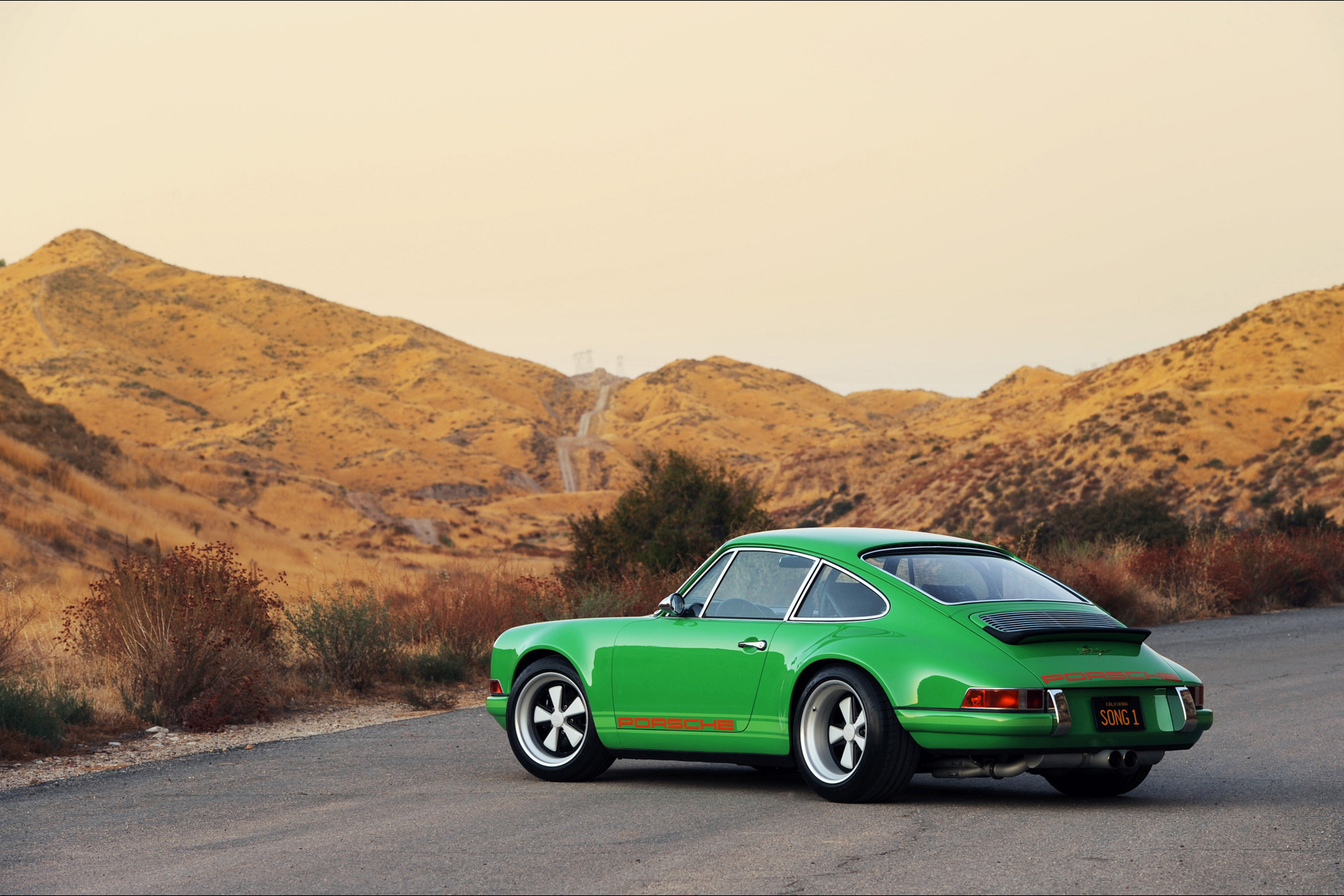 Greener cars. Porsche 911 Singer зелёный. Porsche 911 Classic Green. Porsche 911 Vintage. Singer Porsche 911 Wallpaper.