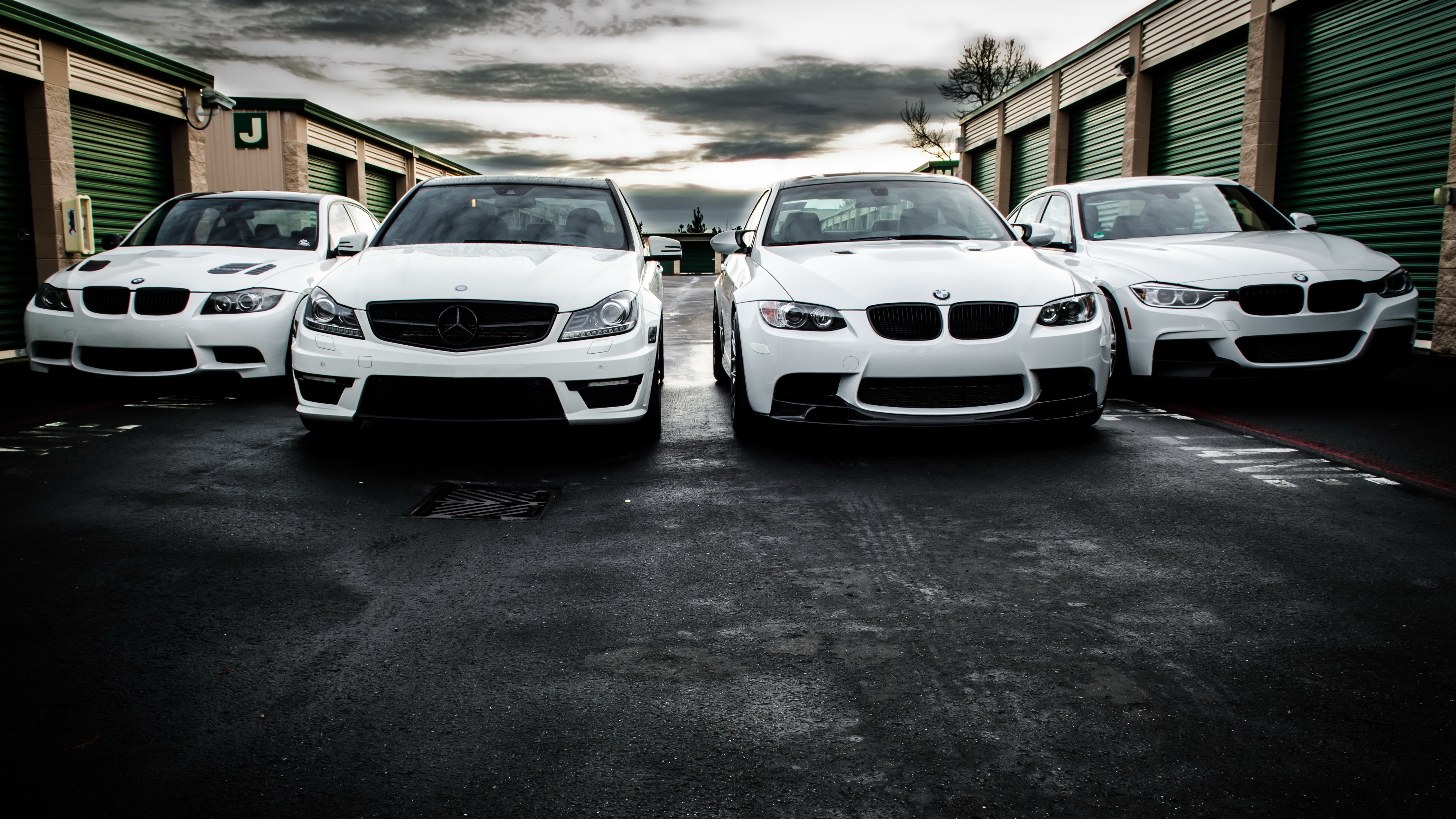 4 белых 1 черный. БМВ е60 и Мерседес. BMW e63 AMG. BMW m3 и Mercedes. БМВ И Мерседес черные.