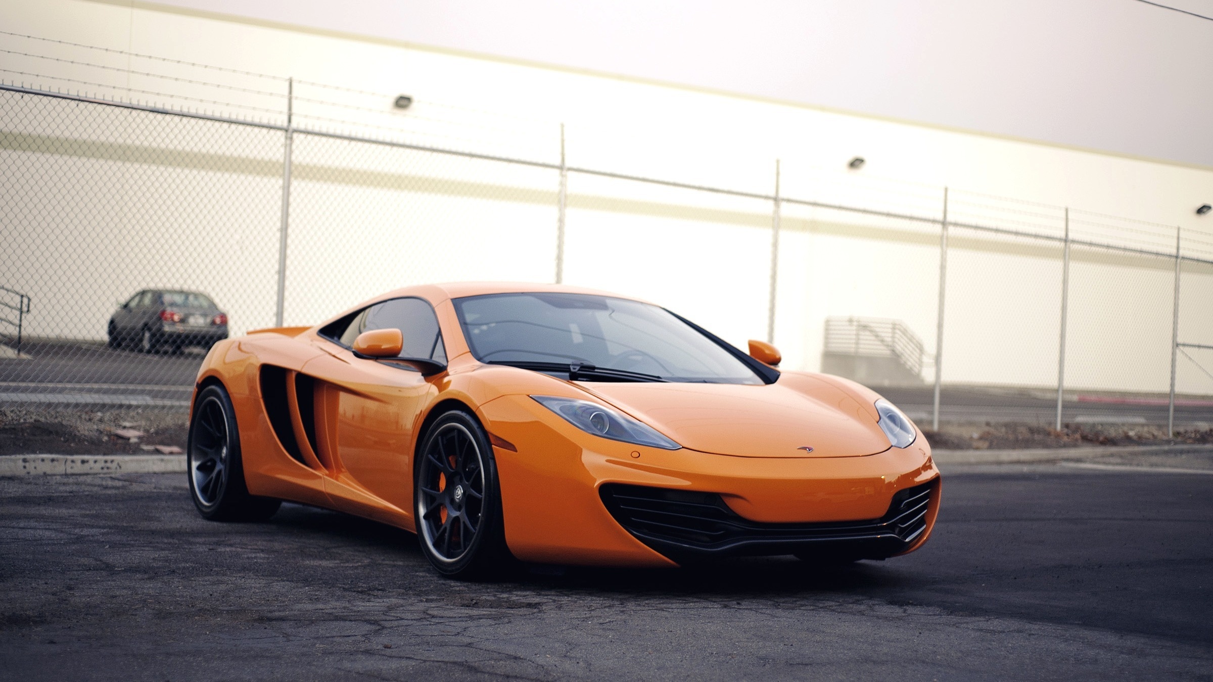 Авто физически. Макларен мп4 12с. MCLAREN mp4-12c. Макларен оранжевый. Макларен мп4 12с оранжевый.