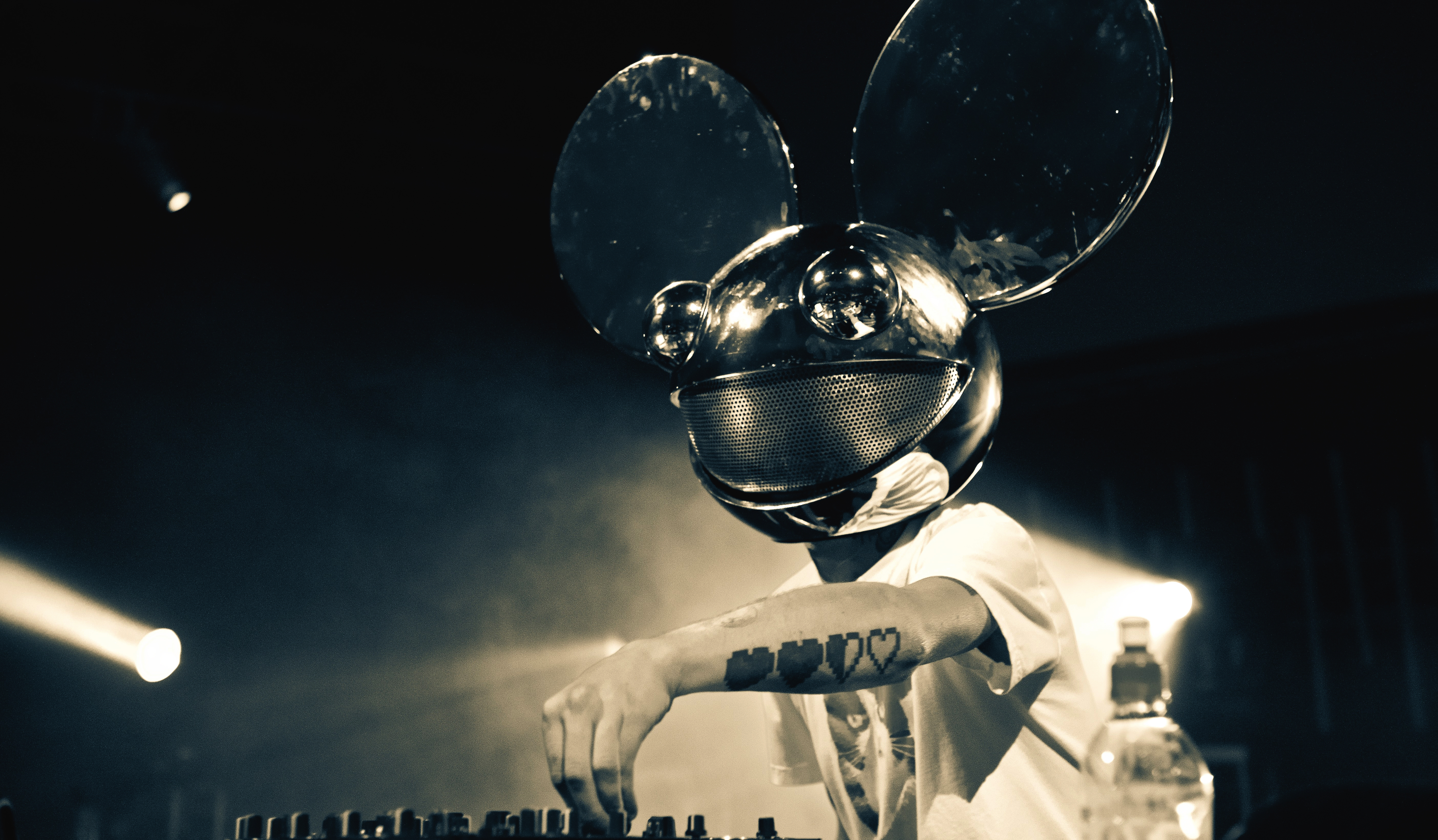 Маска музыка. DJ deadmau5. Deadmau5 mau5head. Deadmau5 фото. Deadmau5 в молодости.