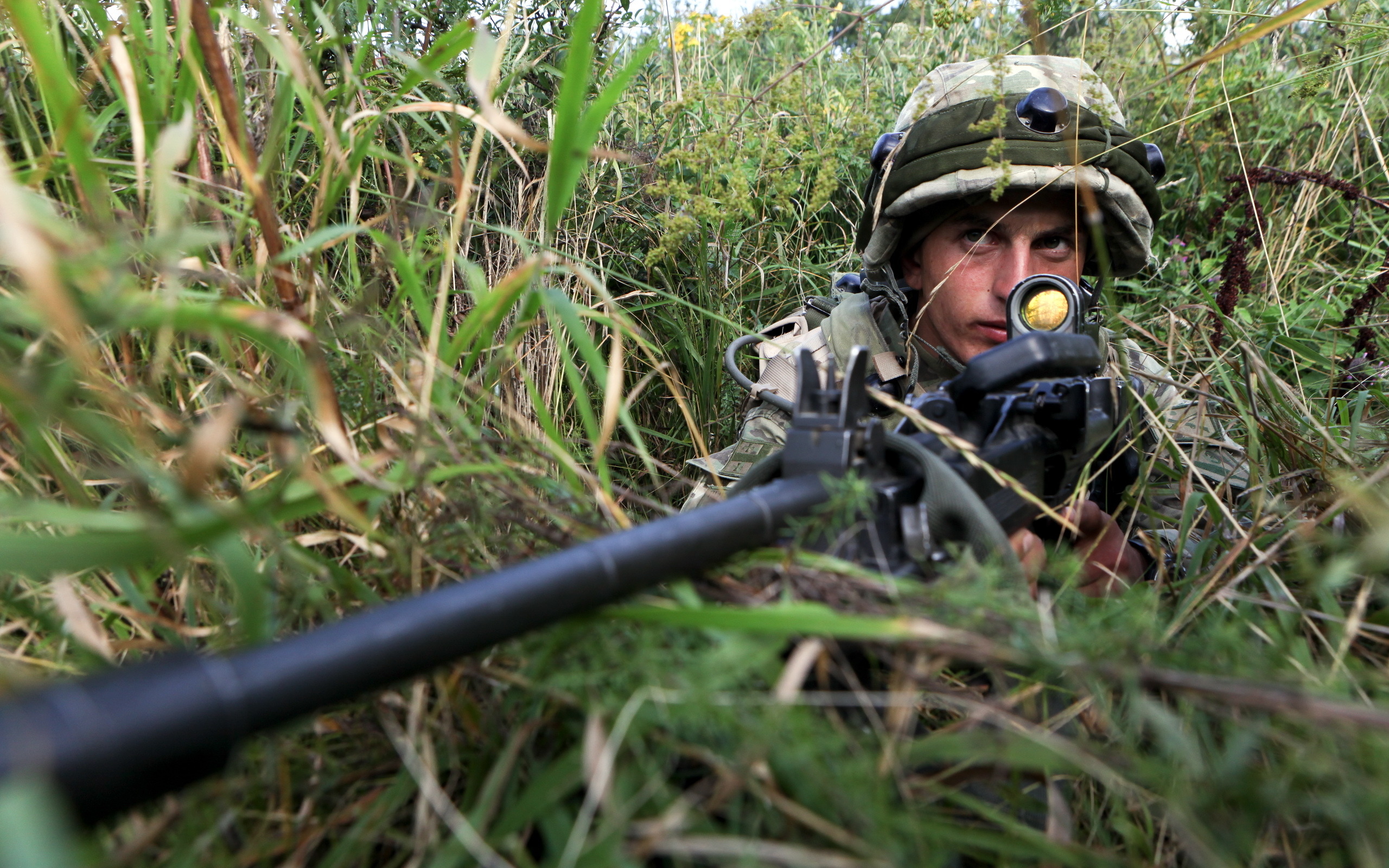 Военное фото солдата с пистолетом