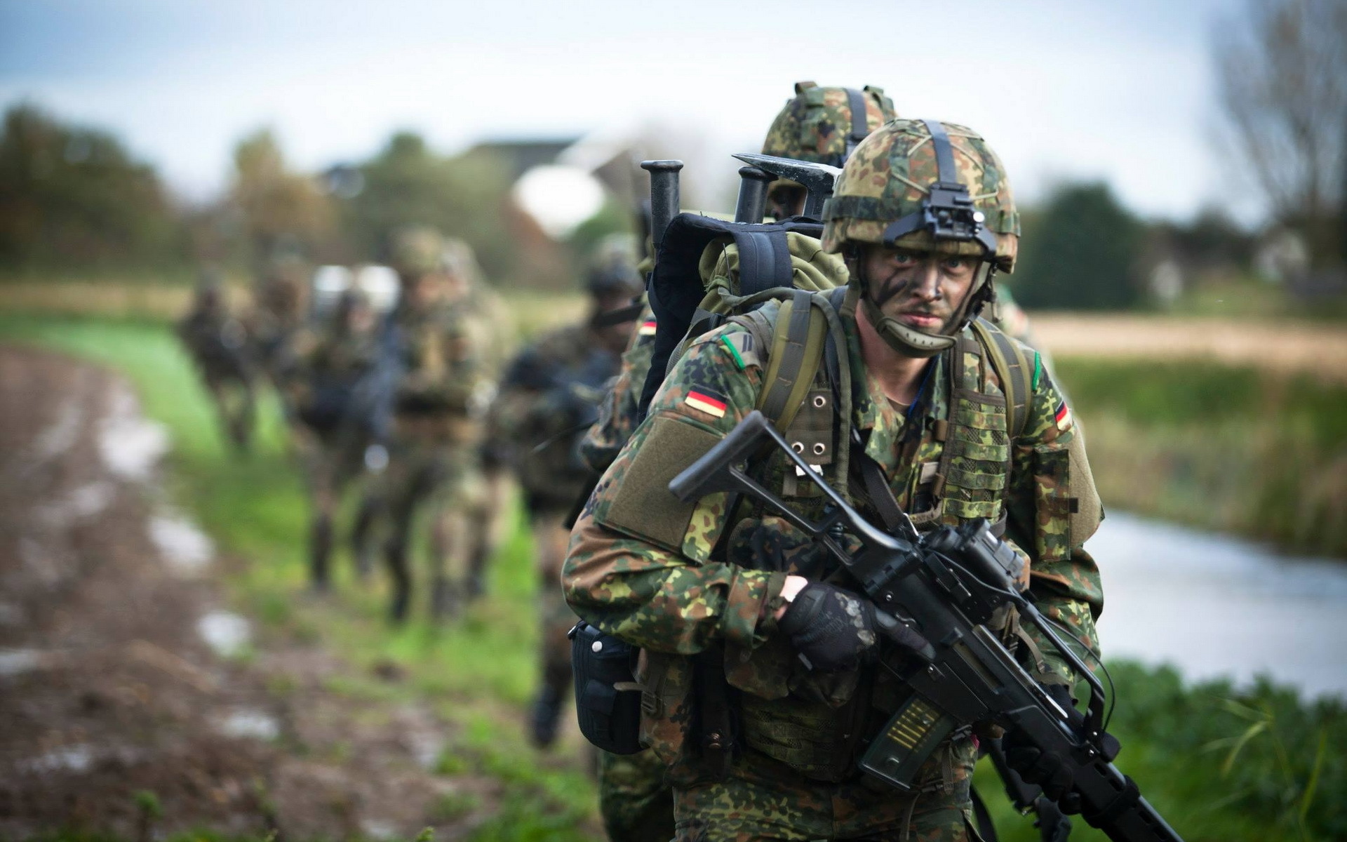 Несколько военных. Армия Бундесвера. Герман АРМИ солдерс. Десантники Бундесвера. ФРГ Бундесвер.