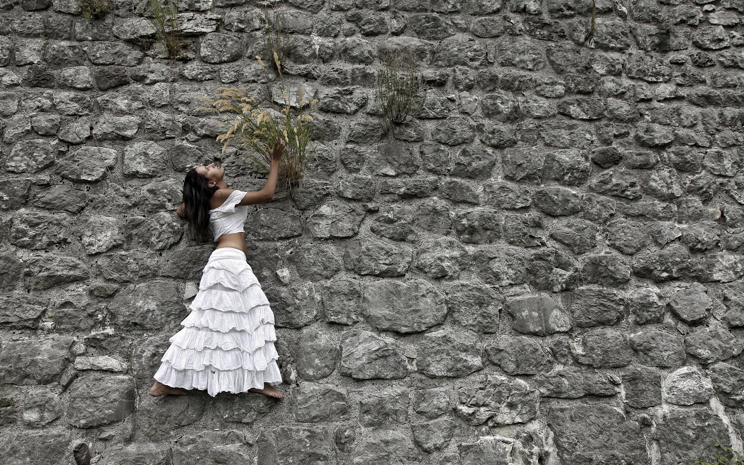 Girl in the wall. Фотосессия у каменной стены. Фон для фотосессии стена. Девушка у каменной стены. Фотосессия на фоне каменной стены.