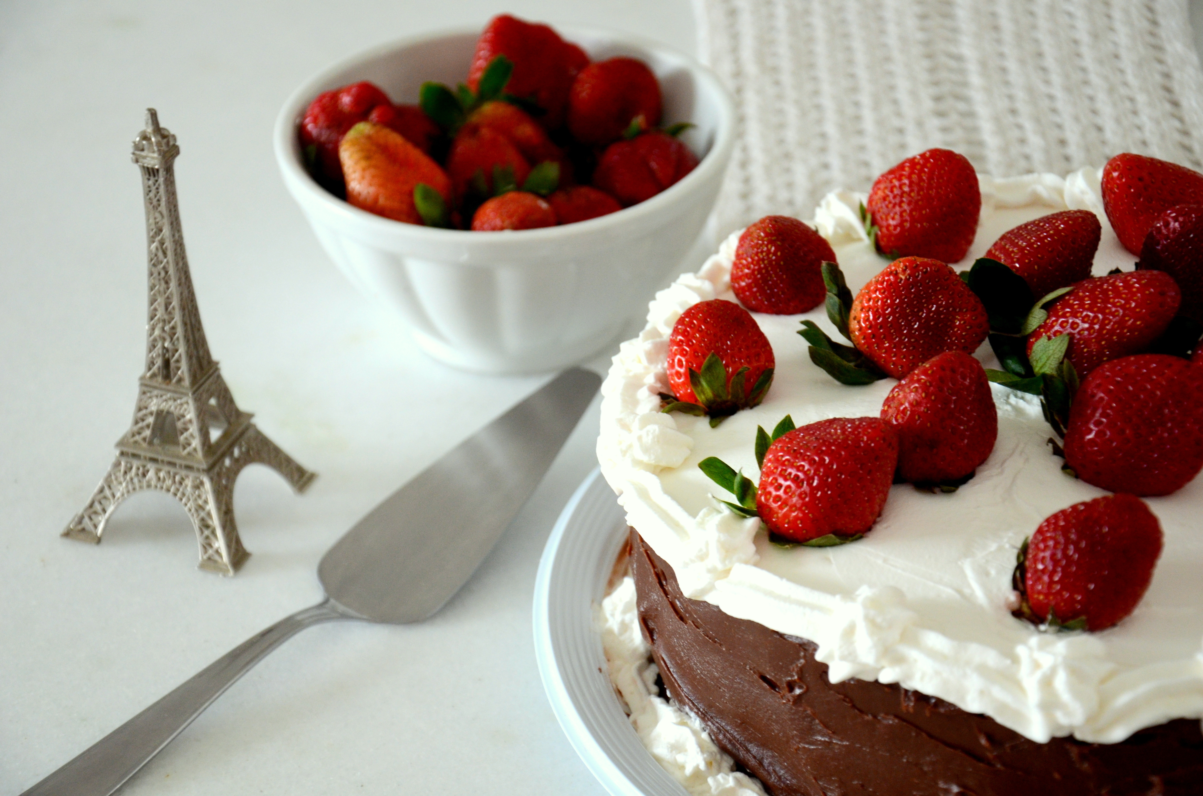 Десерт торта с клубникой