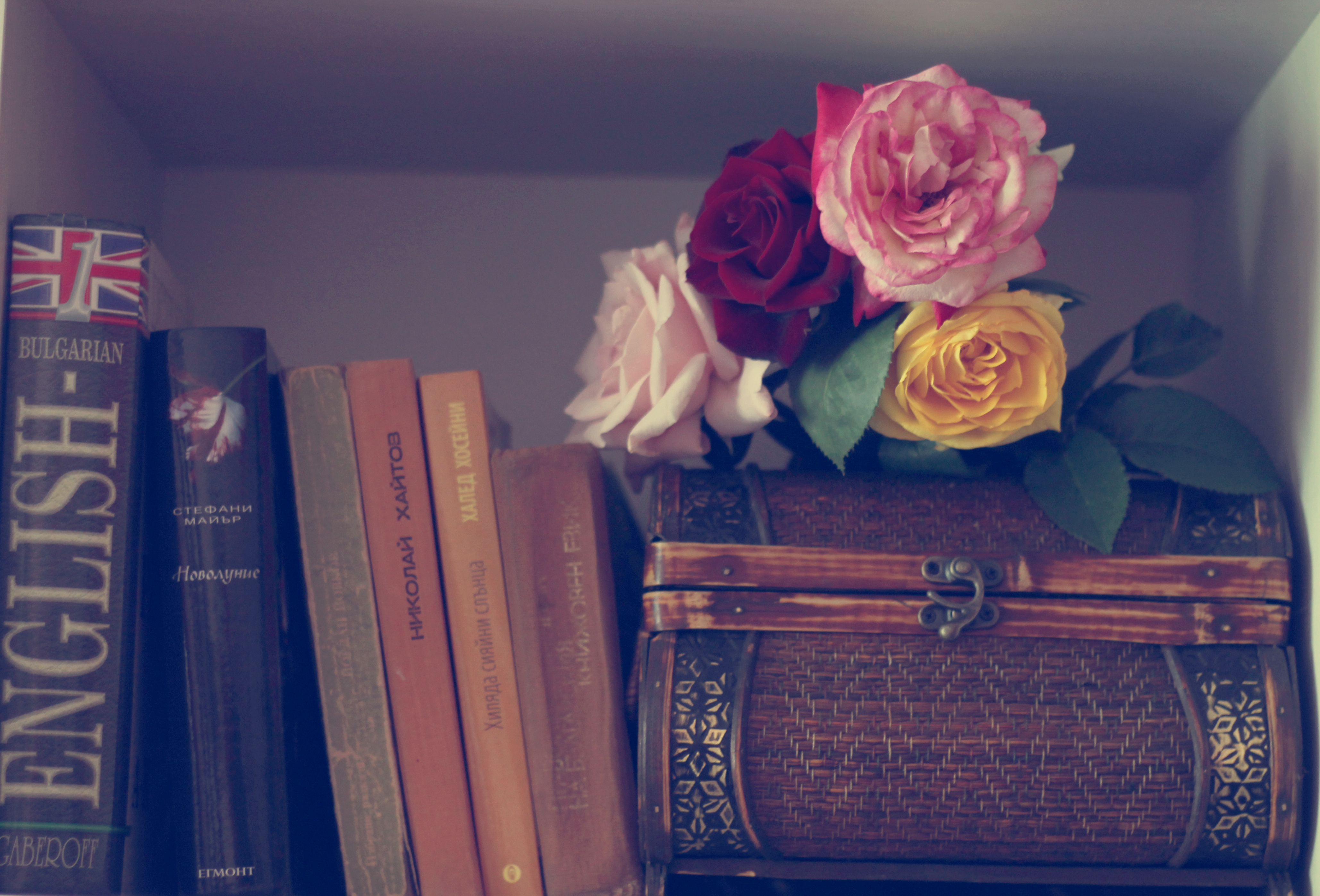 Открытки с книгой и цветами