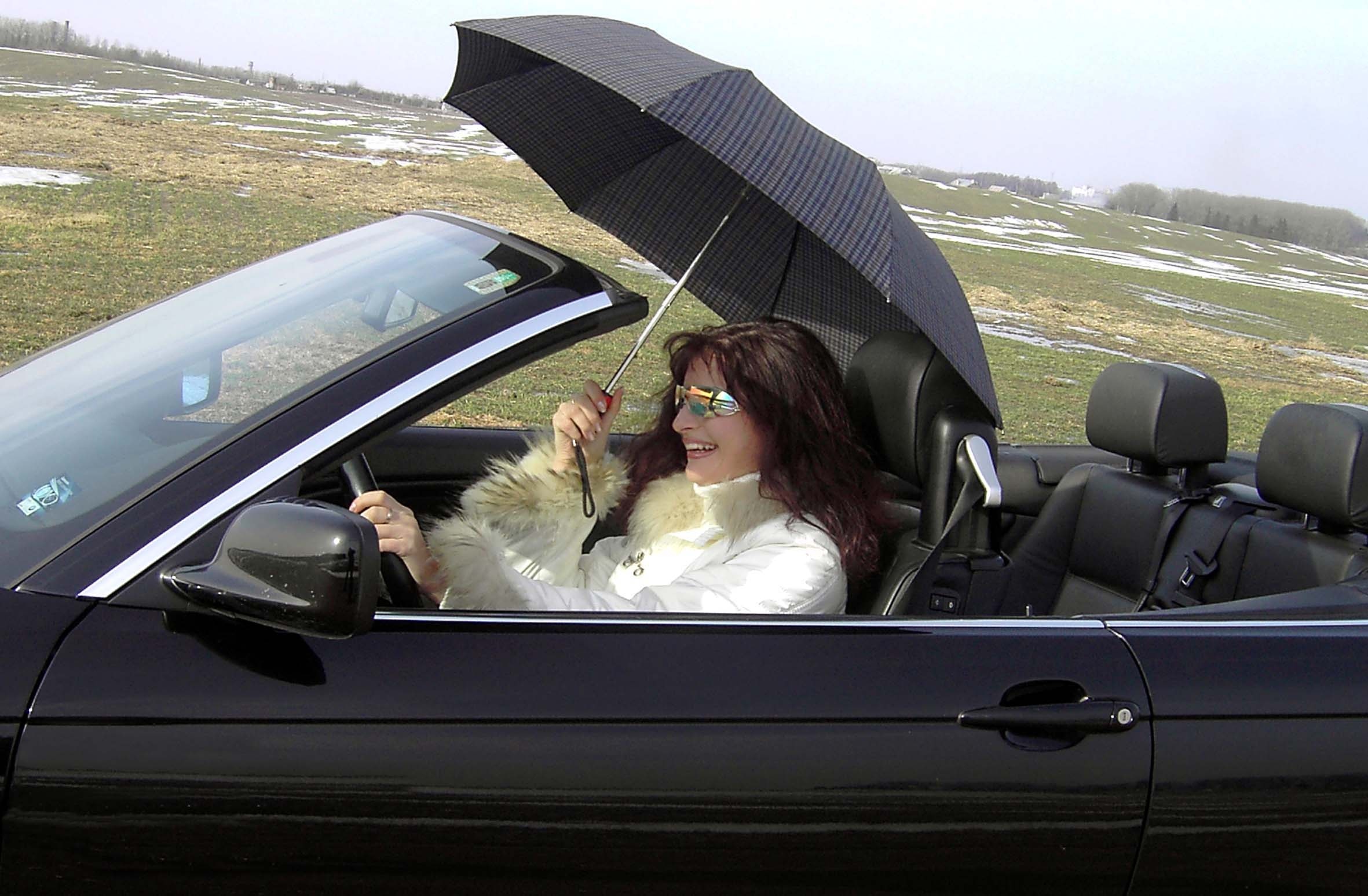 В кабриолете с зонтиком