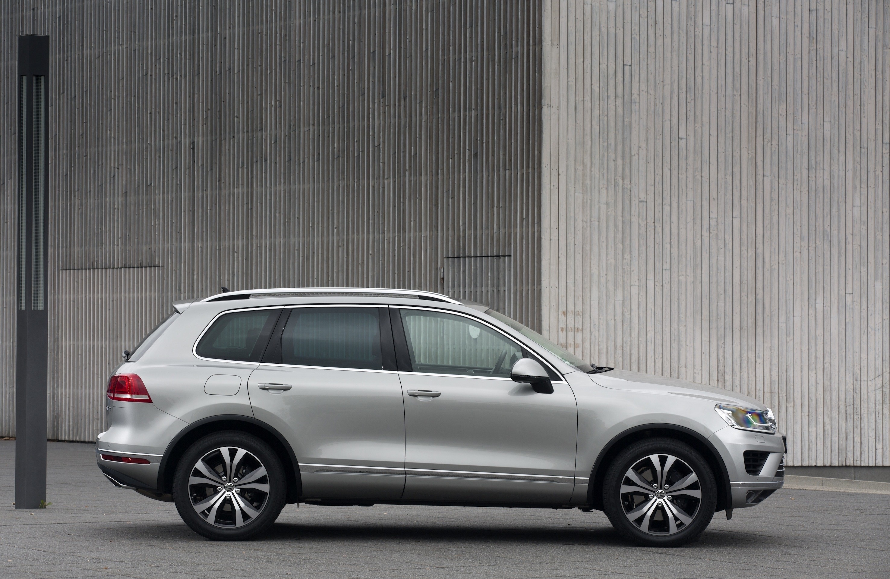 Volkswagen Touareg белый сзади