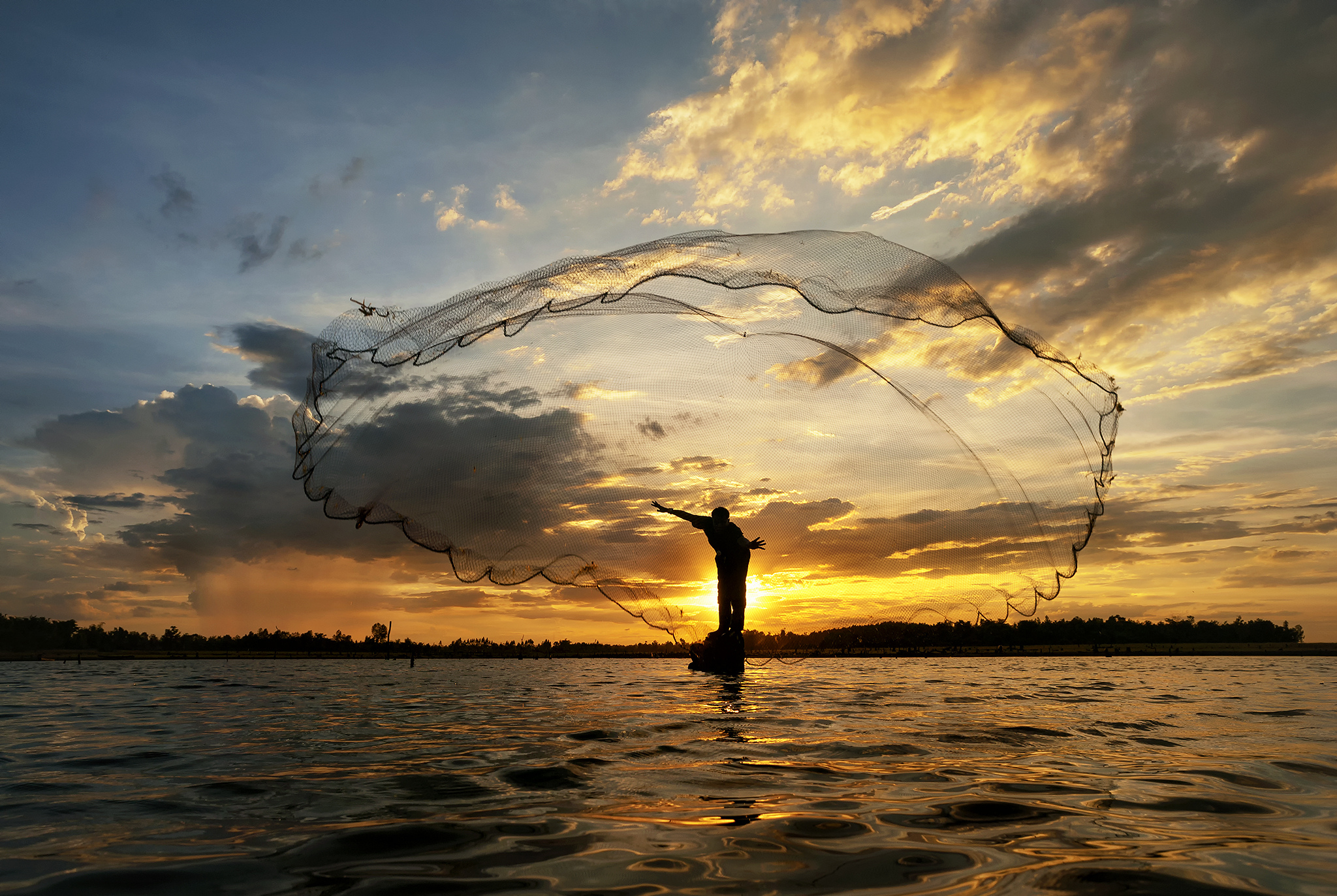 Река сеть. Закат сети лодка. Fisherman Sunrise. Картинки облака рыбаки. Озеро брошено.