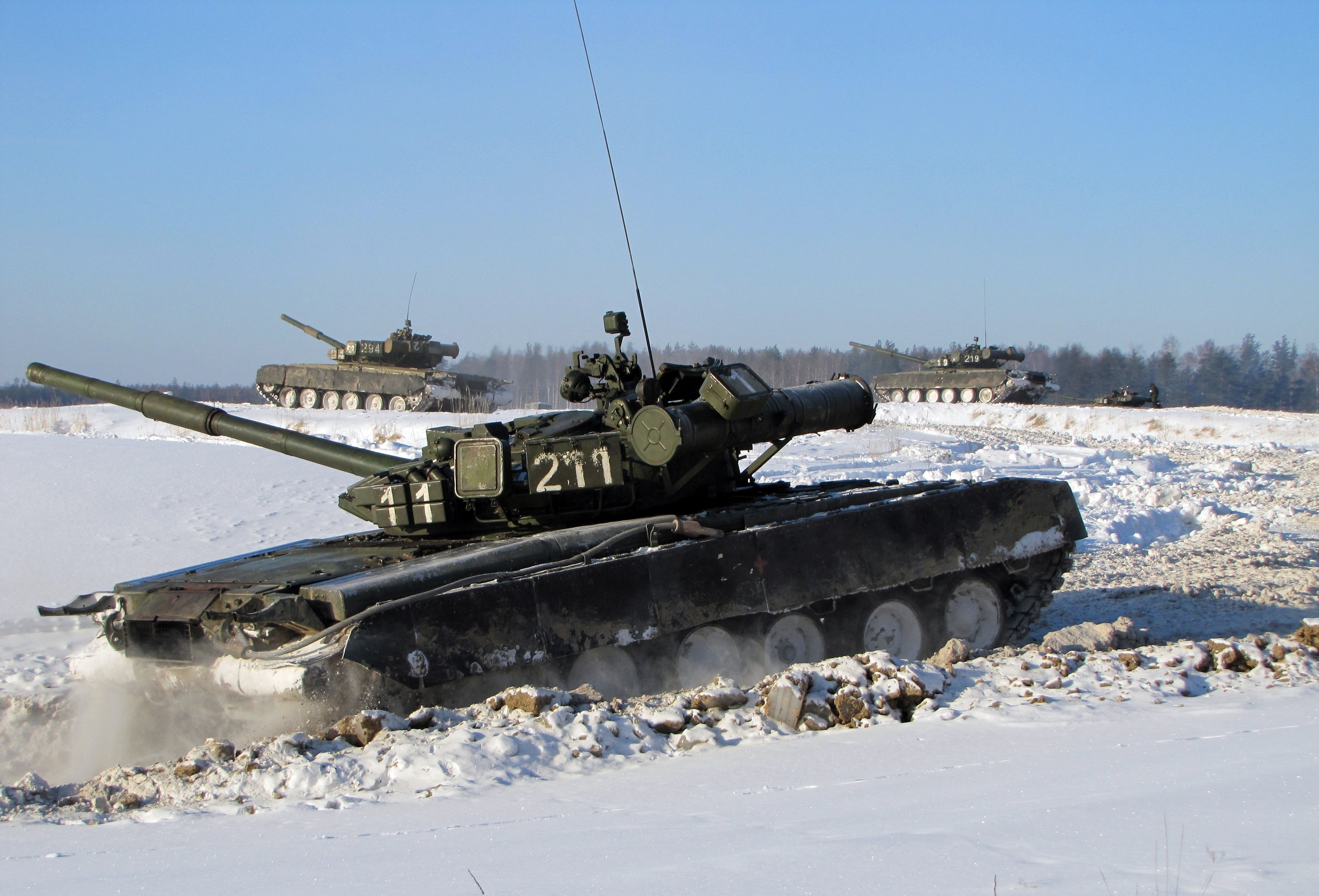 Танк зимой. Т-80бв зима. Танк т80 зимой. Танк т 80 зима. Танк т-80бв Россия.