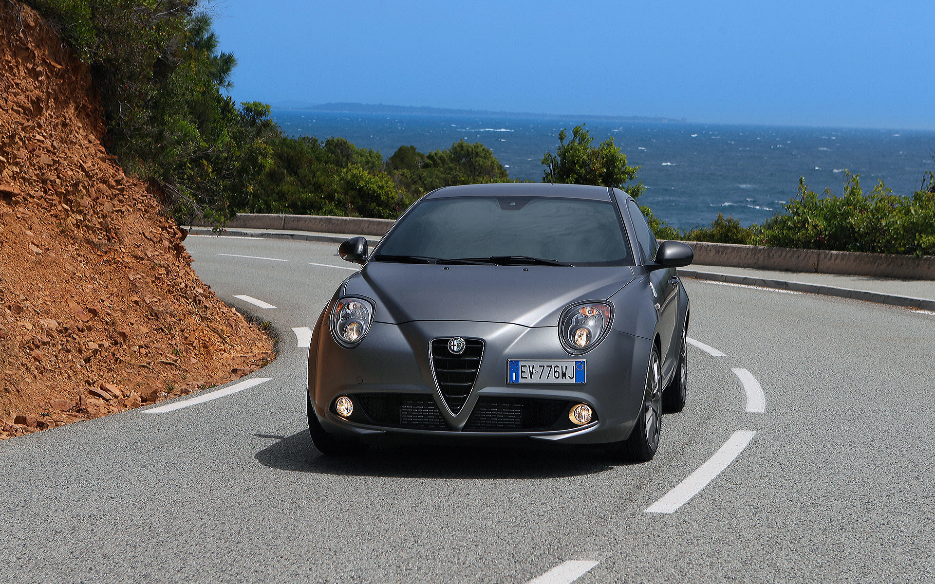 Обои Трасса, море, поворот, авто, Alfa-Romeo-MiTo-Qadrifoglio на рабочий  стол