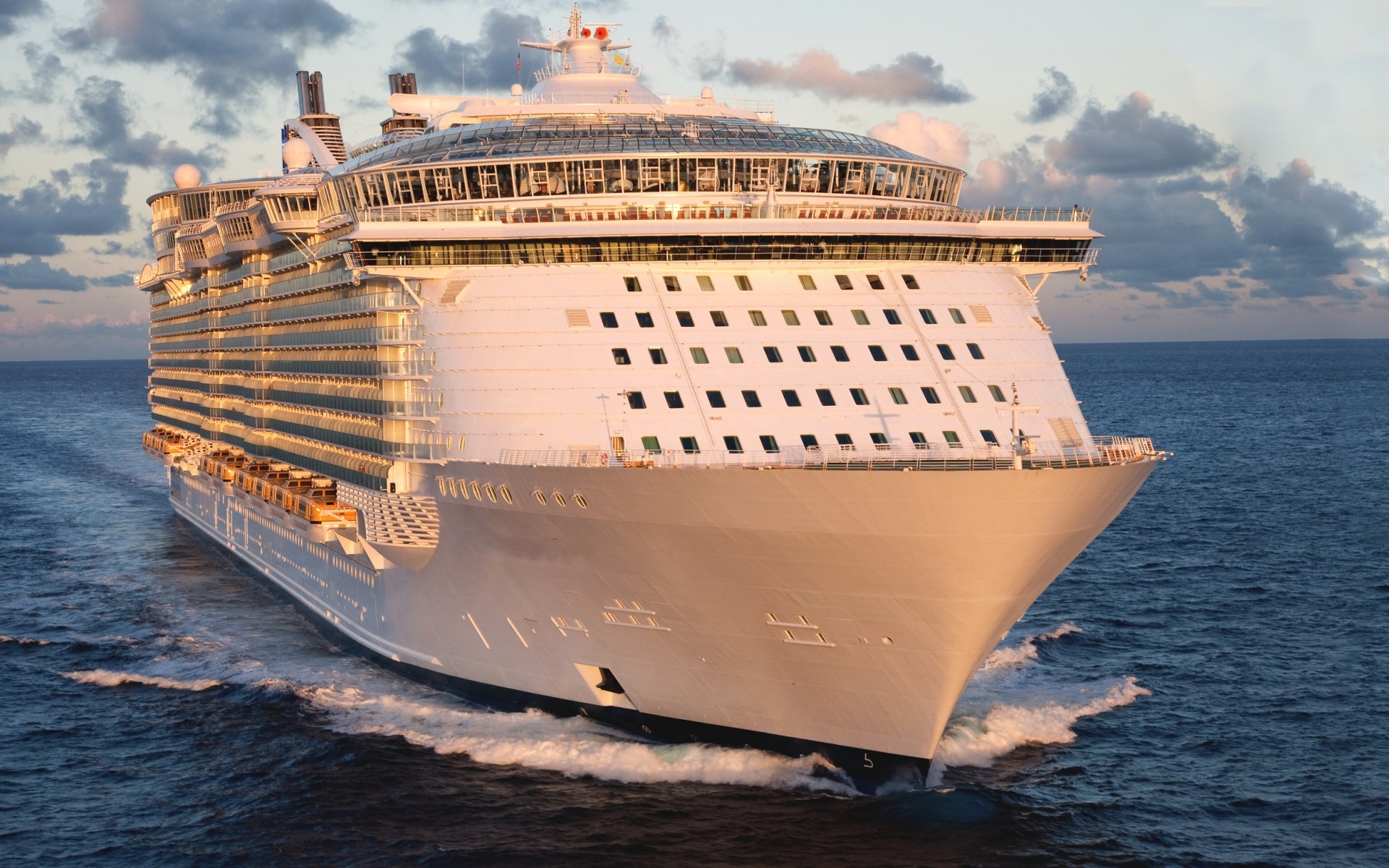 Круизный корабль "Allure of the Seas". Океанский лайнер MSC. Роял Карибиан корабль.