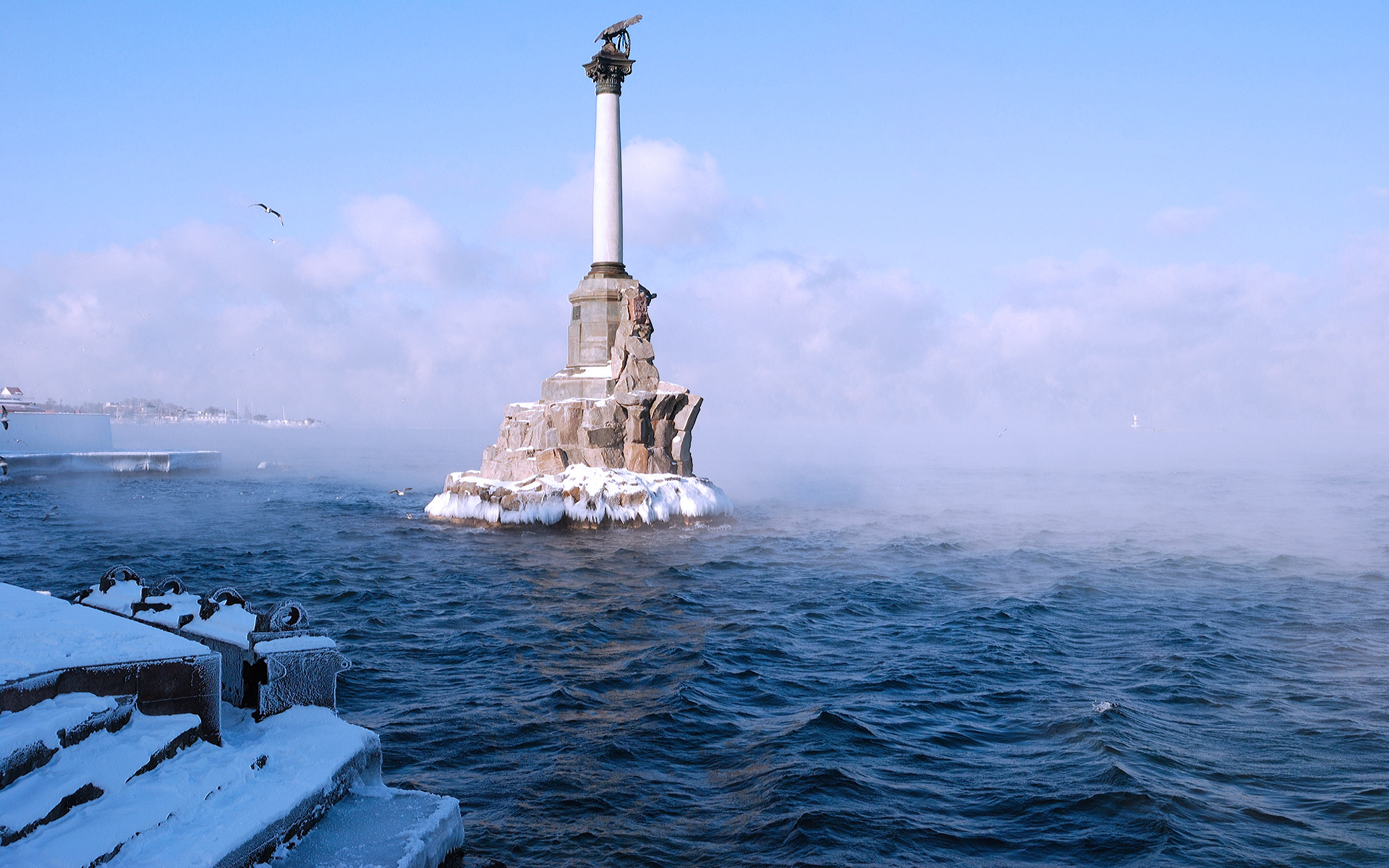 Памятник затопленным кораблям в Севастополе зимой