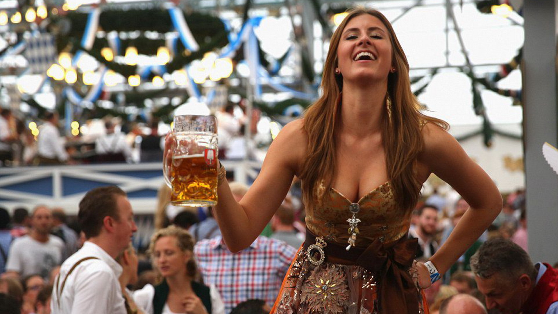 Фестиваль пива в Германии Октоберфест девушки