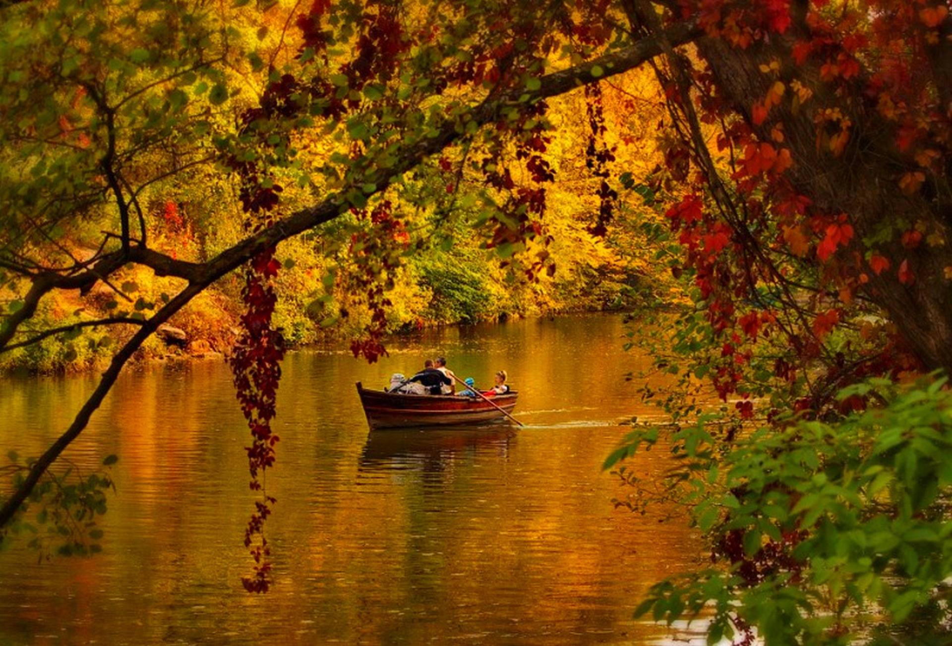 Лодка осенью