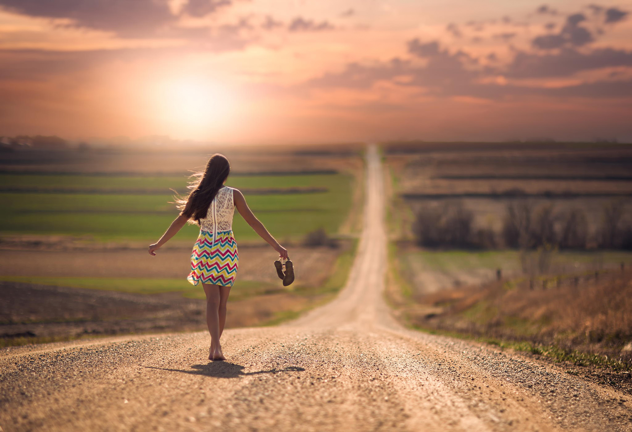 Будущую жизнь. Девушка бежит по дороге. Дорога к счастью. Девушка в пути. Идти своей дорогой.