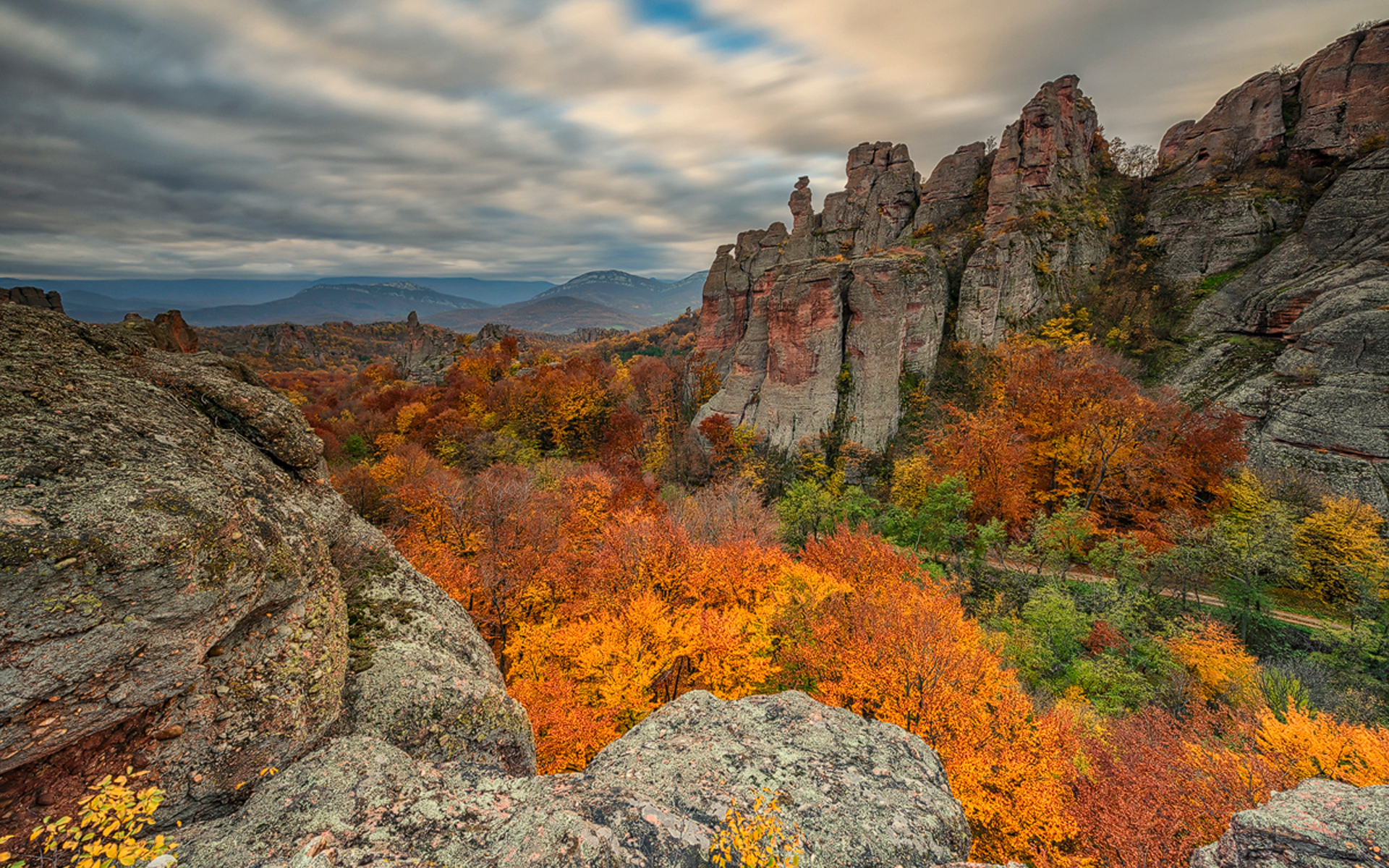 Красные скалы Нуримановский район осенью