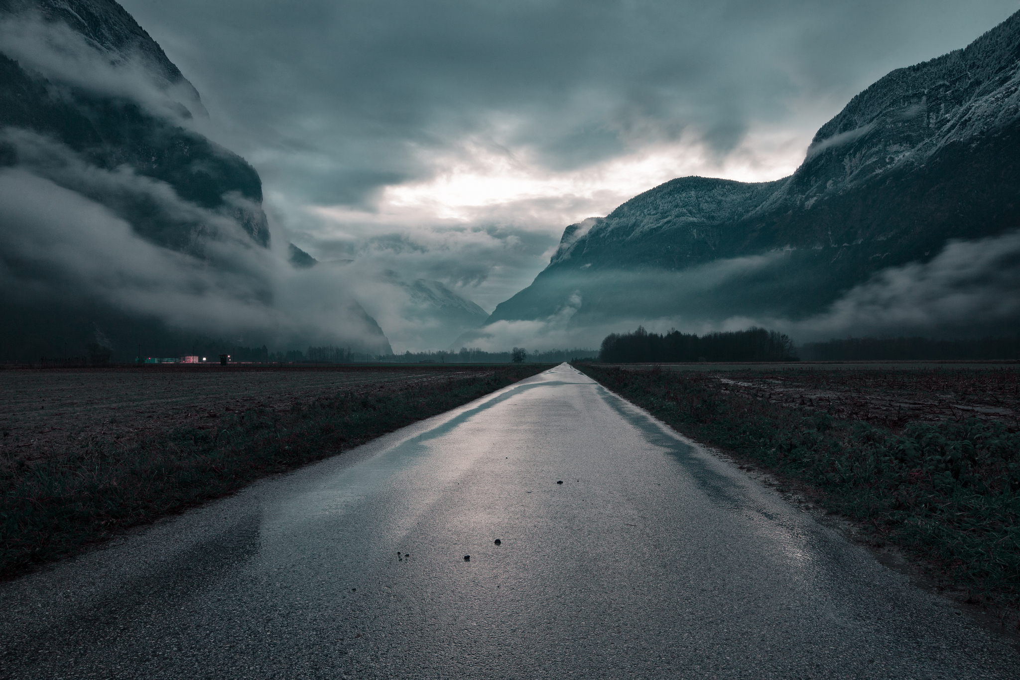 Mountain ways. Дорога в тумане. Дорога в гору. Мрачный пейзаж. Мокрая дорога.