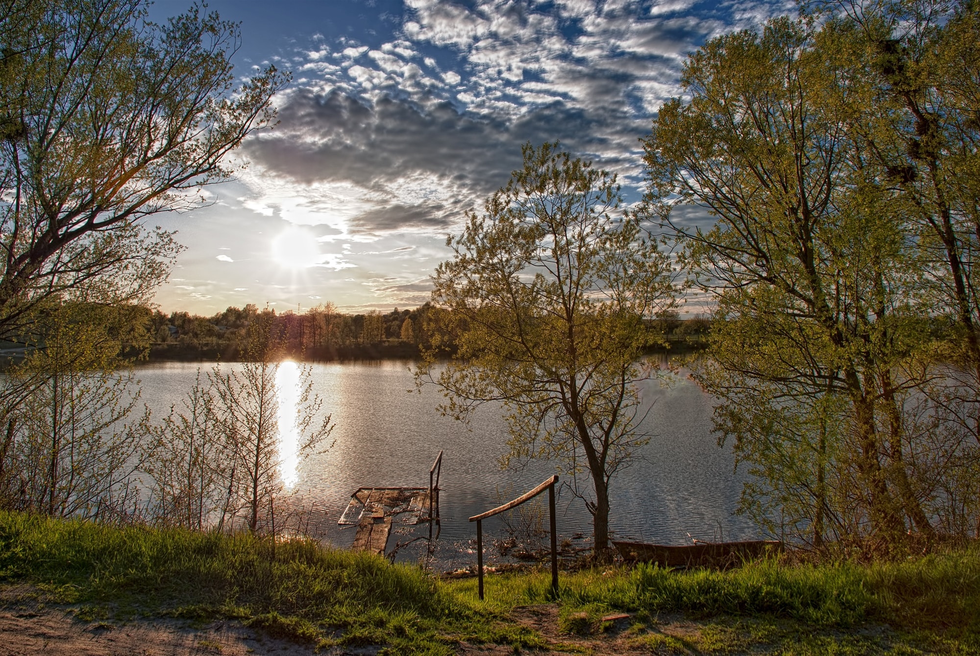 Солнечное озеро. Природа деревня. Весна в деревне. Весна озеро деревня. Природа в деревне озеро.