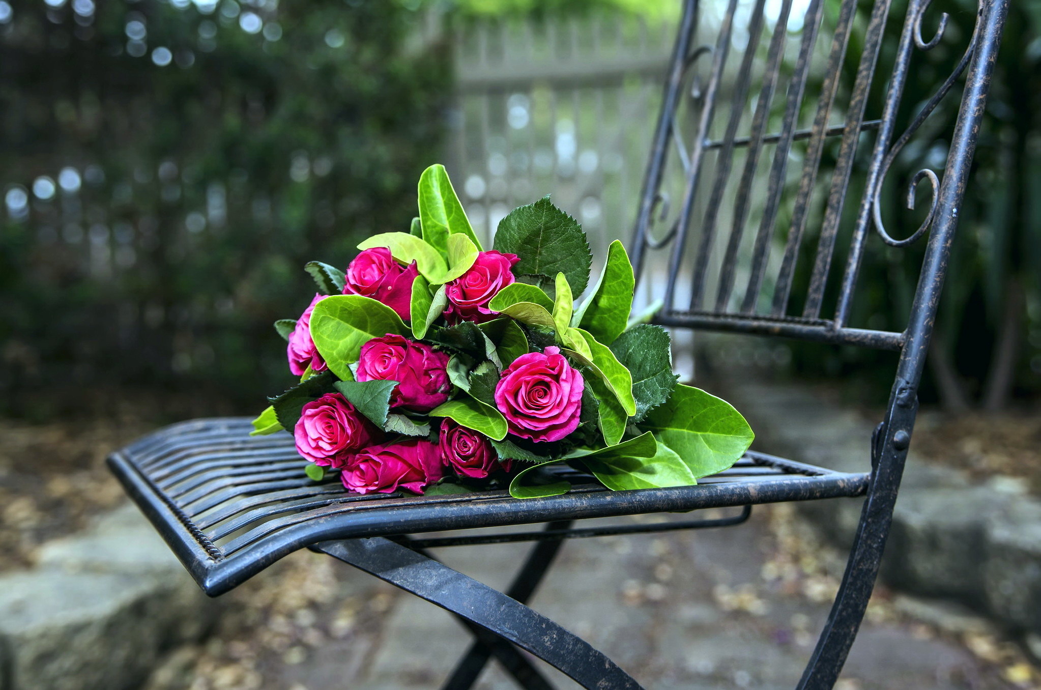 Букет цветов на скамейке