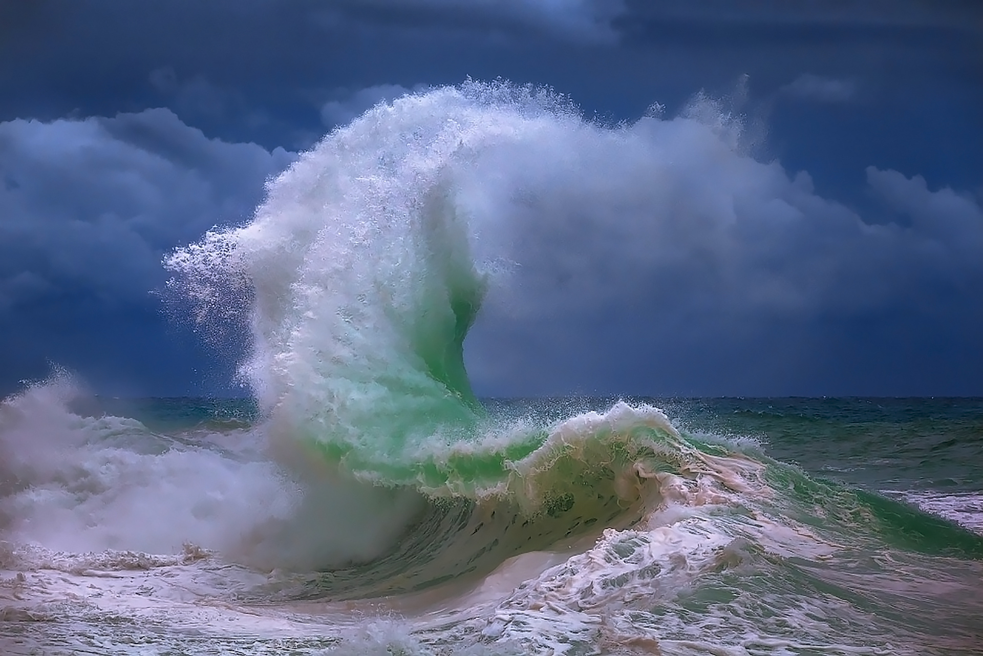 В душе ее вздымались волны. Атлантический океан шторм. Каспийское море шторм. Волны шторм. Океан волны.