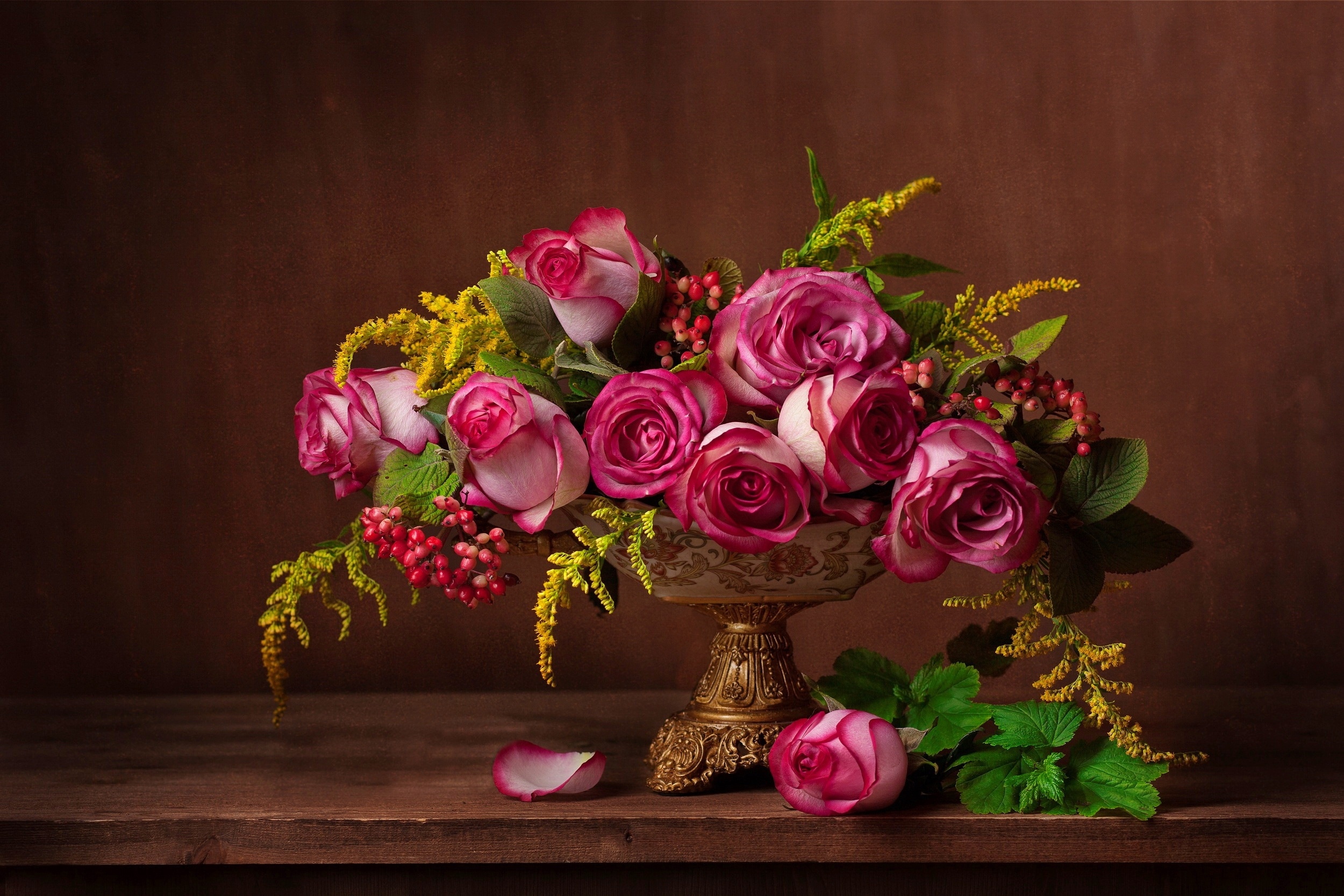 букет роз на столе в вазе