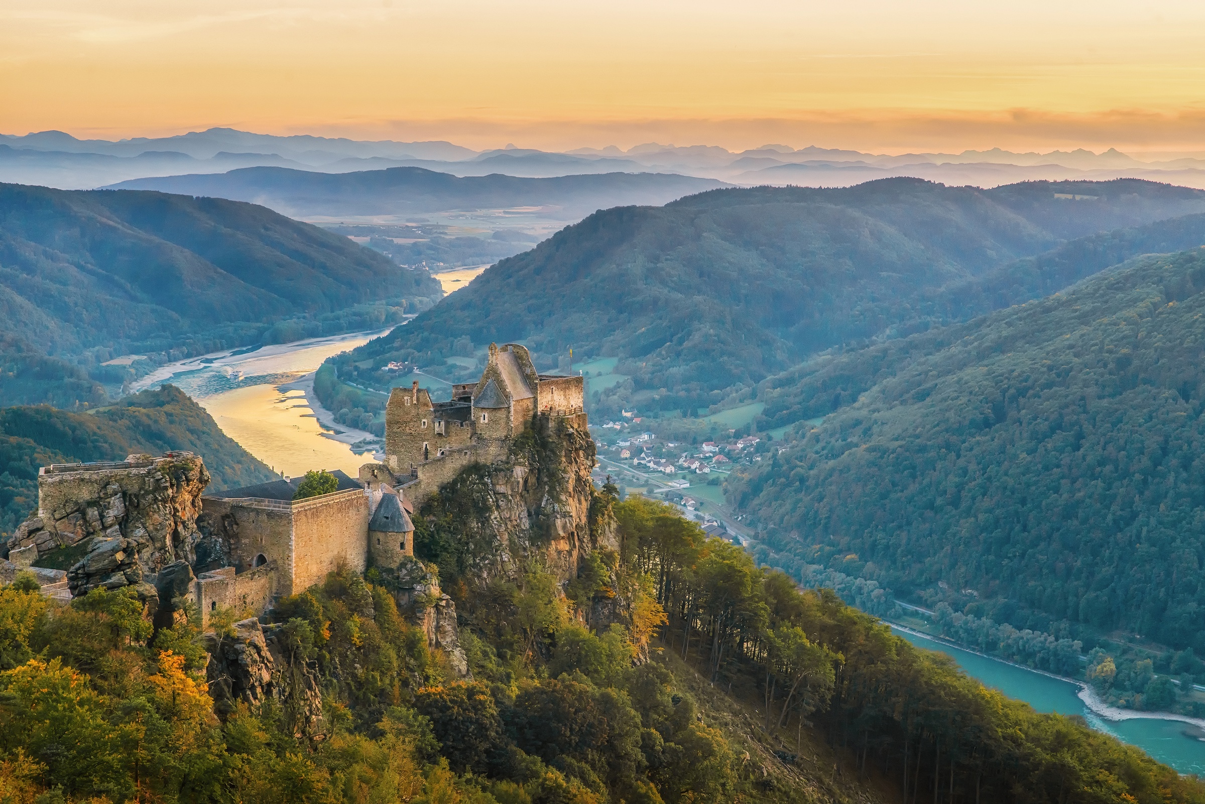 Castle mountains. Австрия. Долина Вахау. Дунай. Замок Аггштайн.1. Замок Аггштайн Австрия. Река Дунай Долина Вахау. Замок Аггстейн в нижней Австрии.