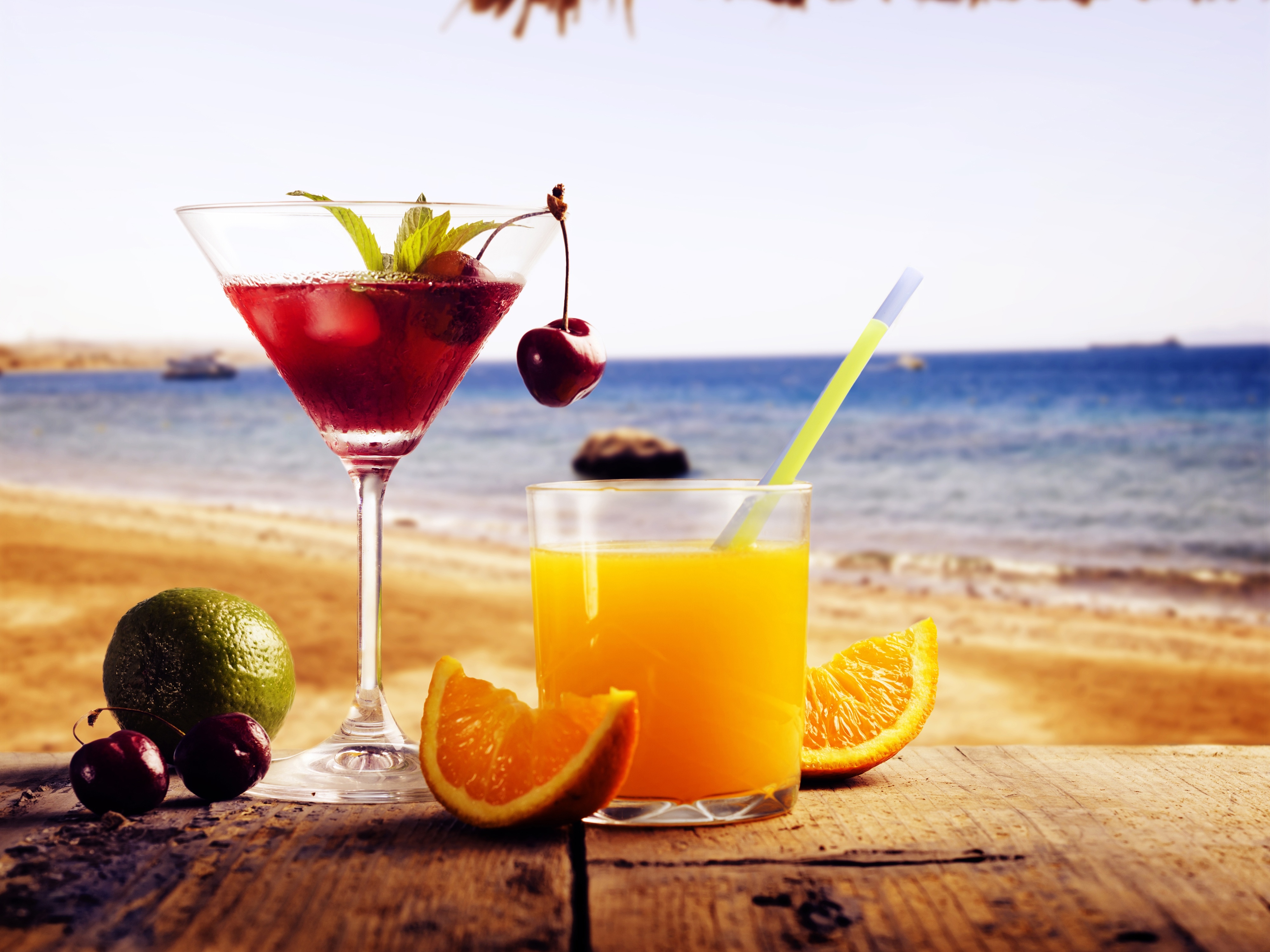 Вина и апельсины. Коктейль на пляже. Пляжный коктейль. Коктейль на море. Море фрукты.