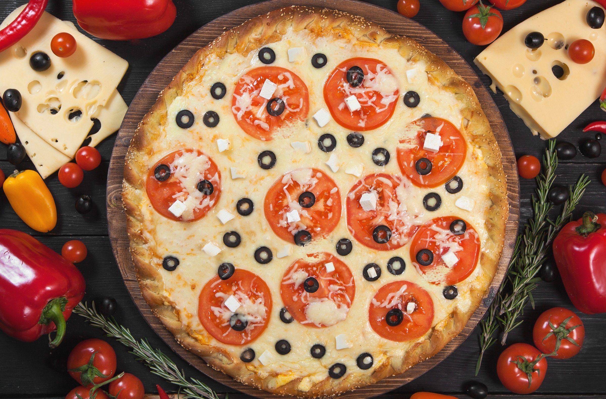 Пицца с помидорами и оливками