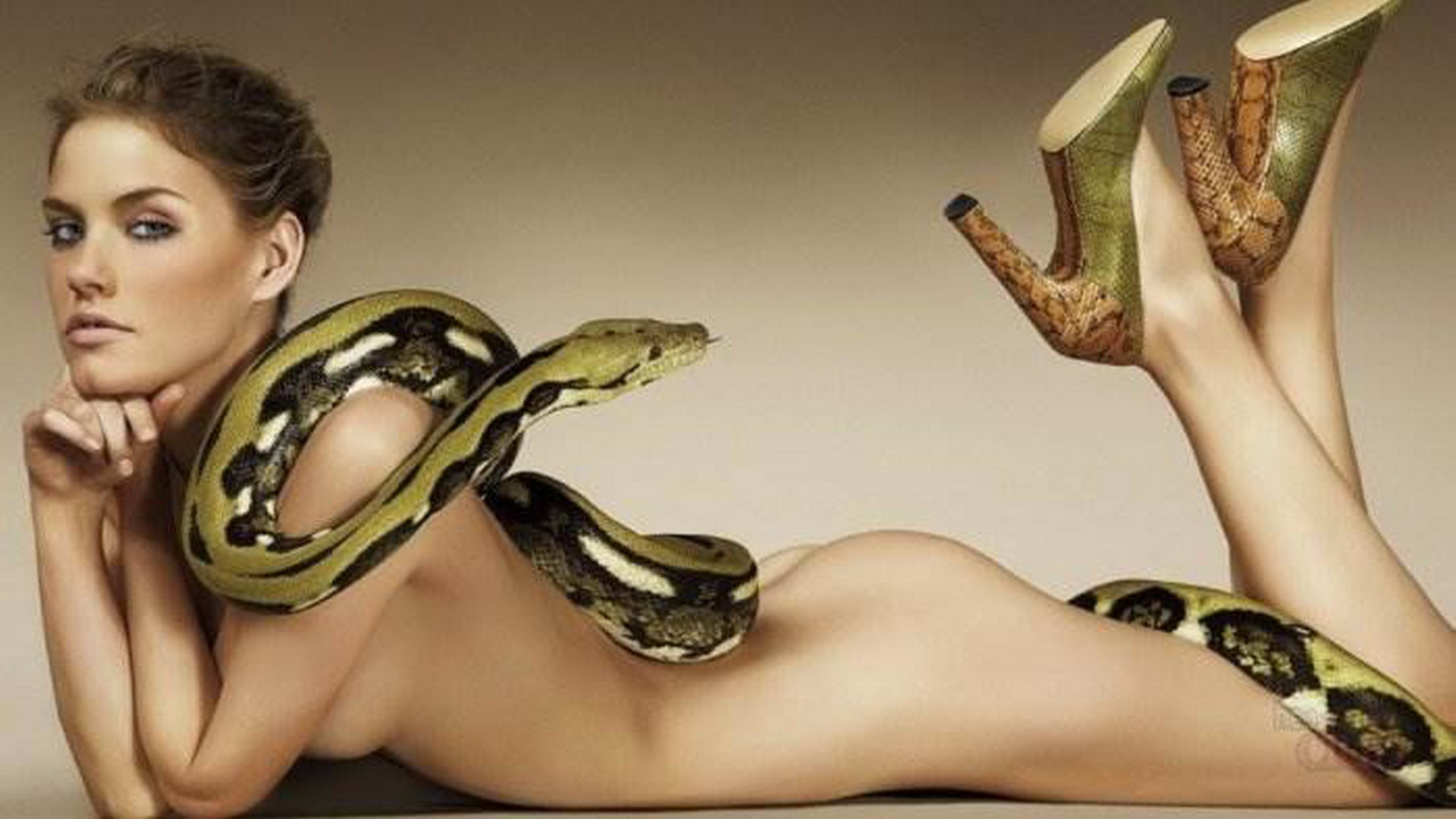 Женщина со змеями