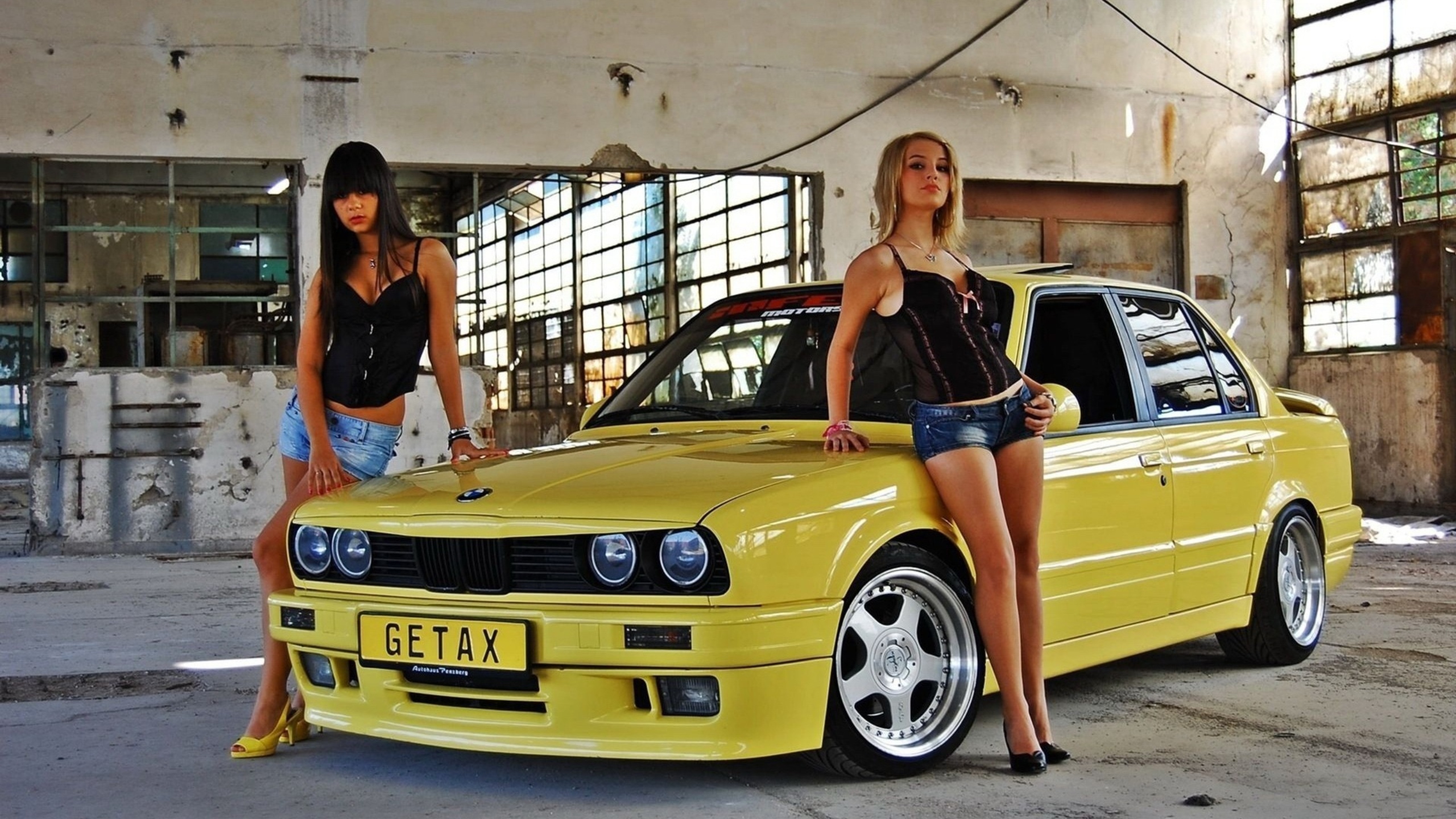 Стоит ли девушке. BMW e30 and girls. BMW e30 90х. БМВ е30 и девушки. BMW e36 красотка.