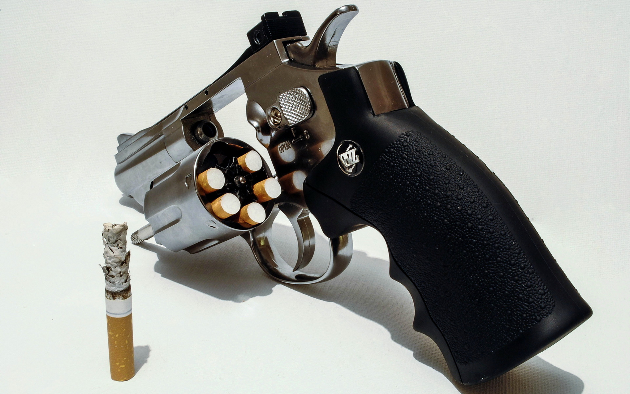 Обои пистолет патроны сигареты на рабочий стол 0554