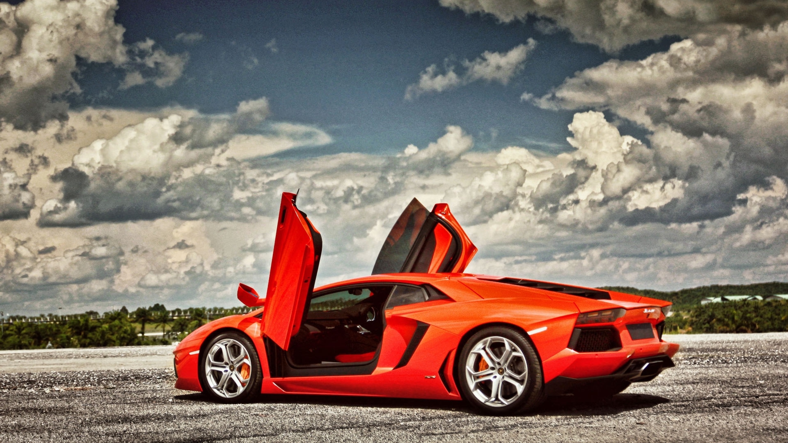 Lamborghini Aventador двери вверх