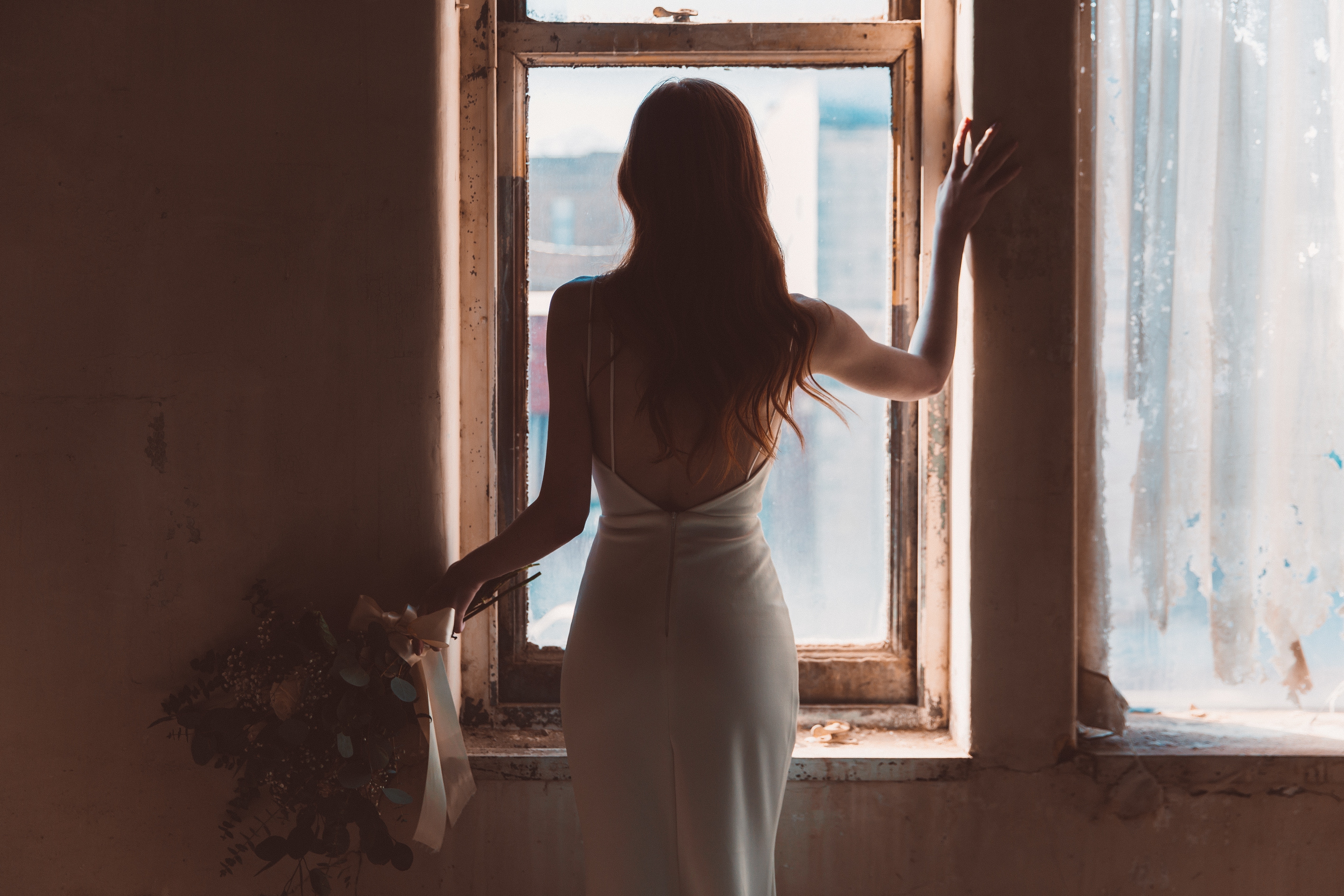 Девушка в белом платье у окна