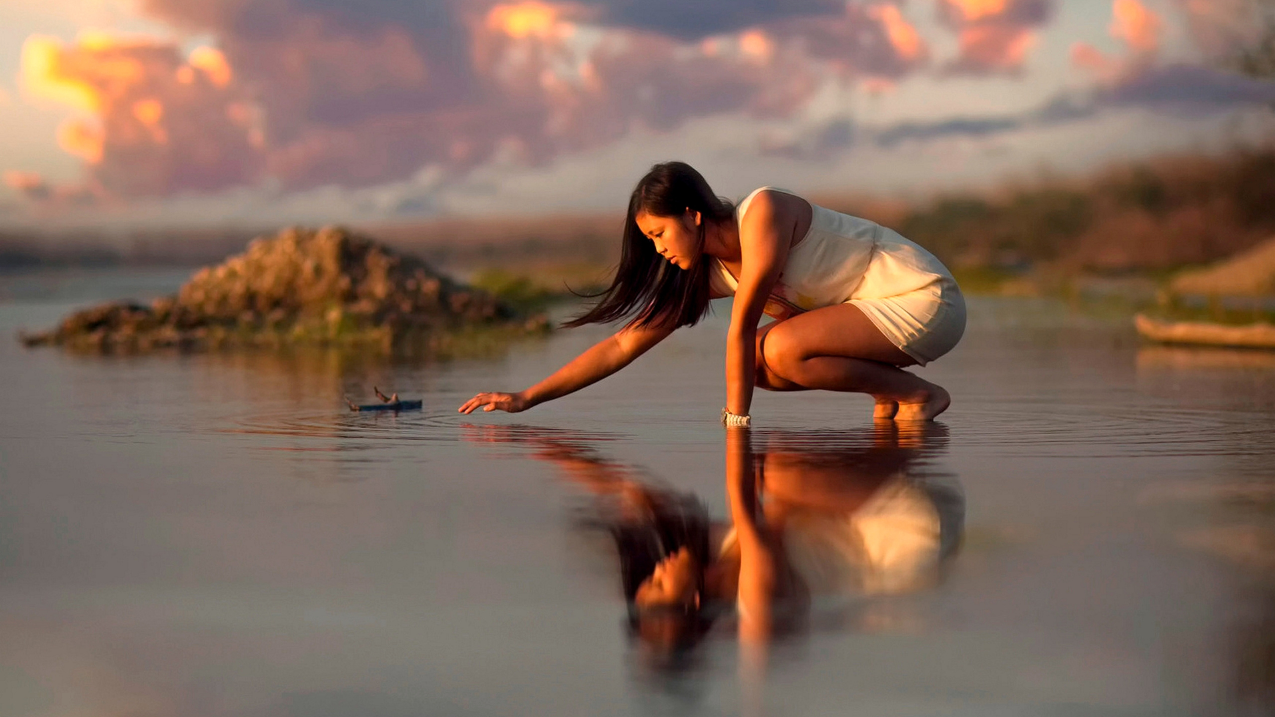 Reflection. Девушка в воде. Девушки на озере. Отражение девушки в воде. Отражение в воде.