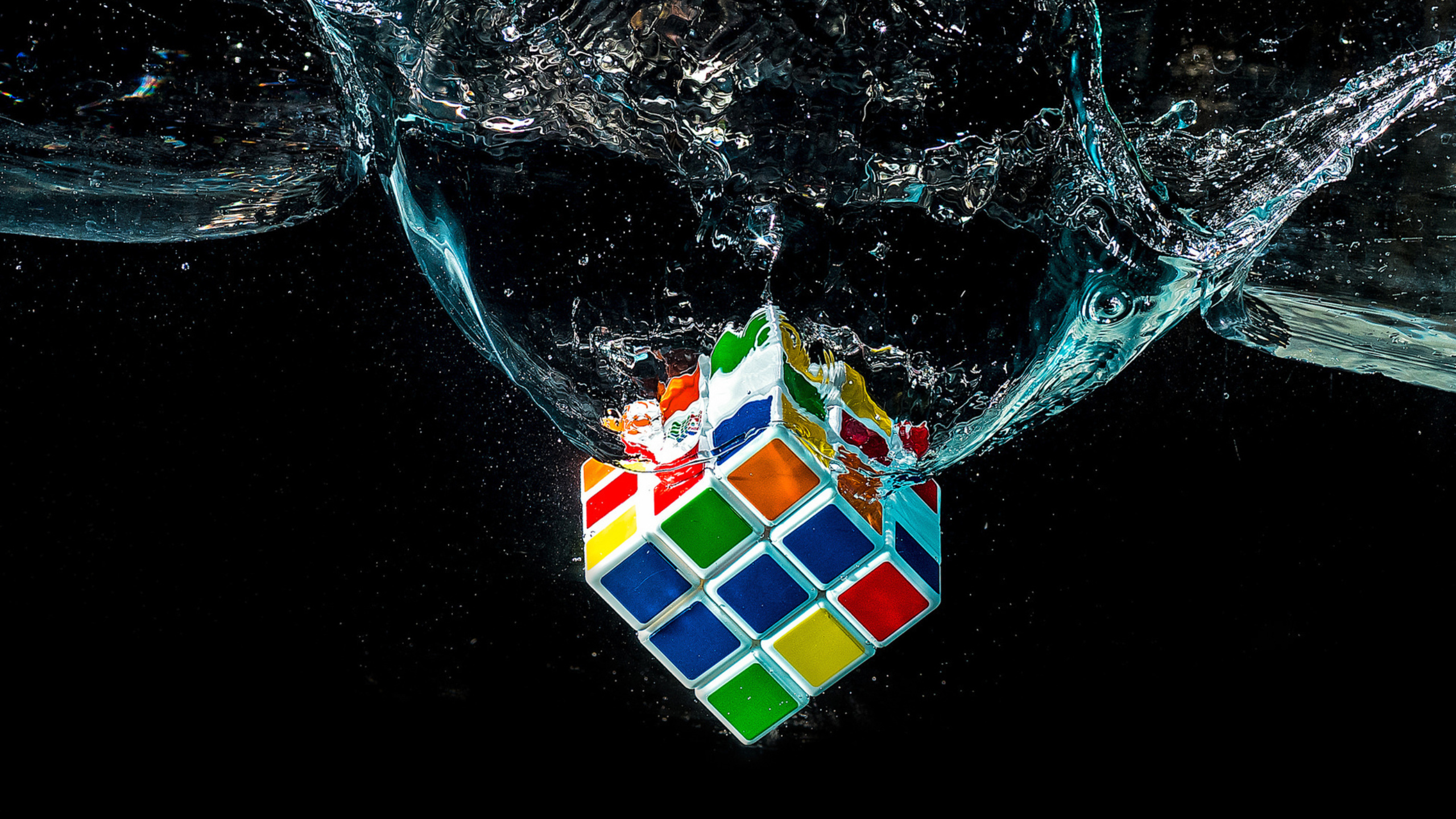 Кубик Рубика на черном фоне
