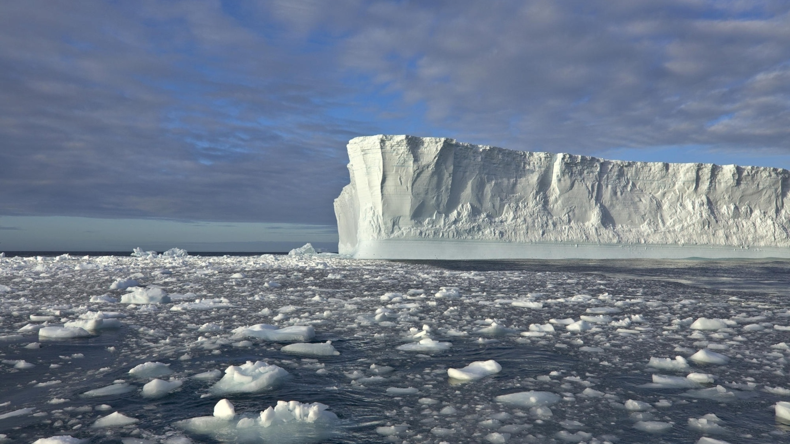 Ice turn. Айсберги Северного Ледовитого океана. Айсберг новая земля Карское море. Ледяной Покров Антарктиды. Северный полюс айсберги.