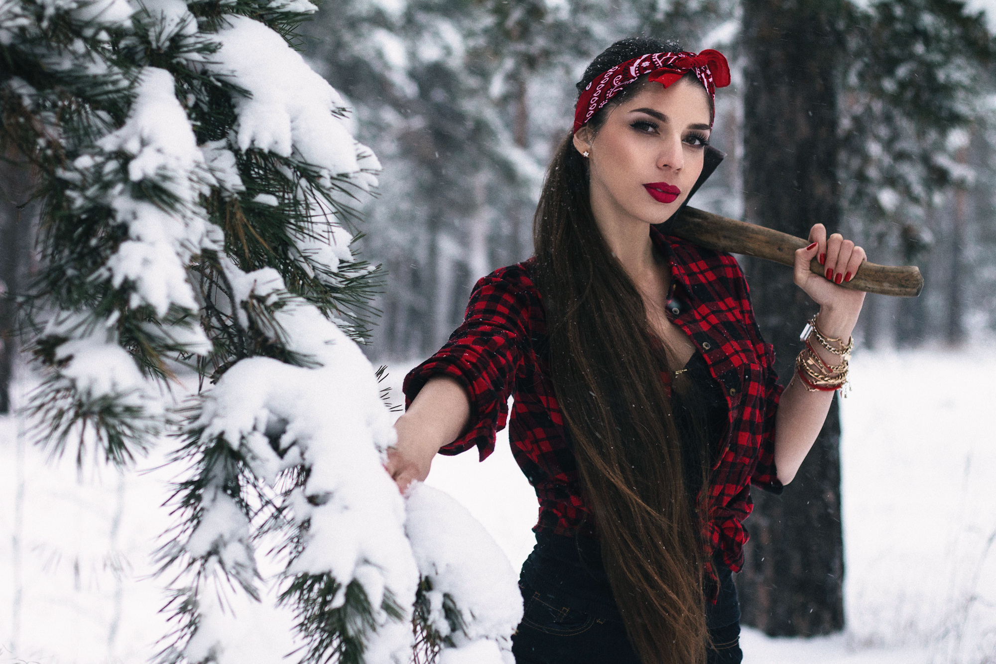 Девушка зима лес. Девушка в зимнем лесу. Зимние фотосессии девушек. Девушка лесоруб. Фотосессия в лесу зимой девушка.