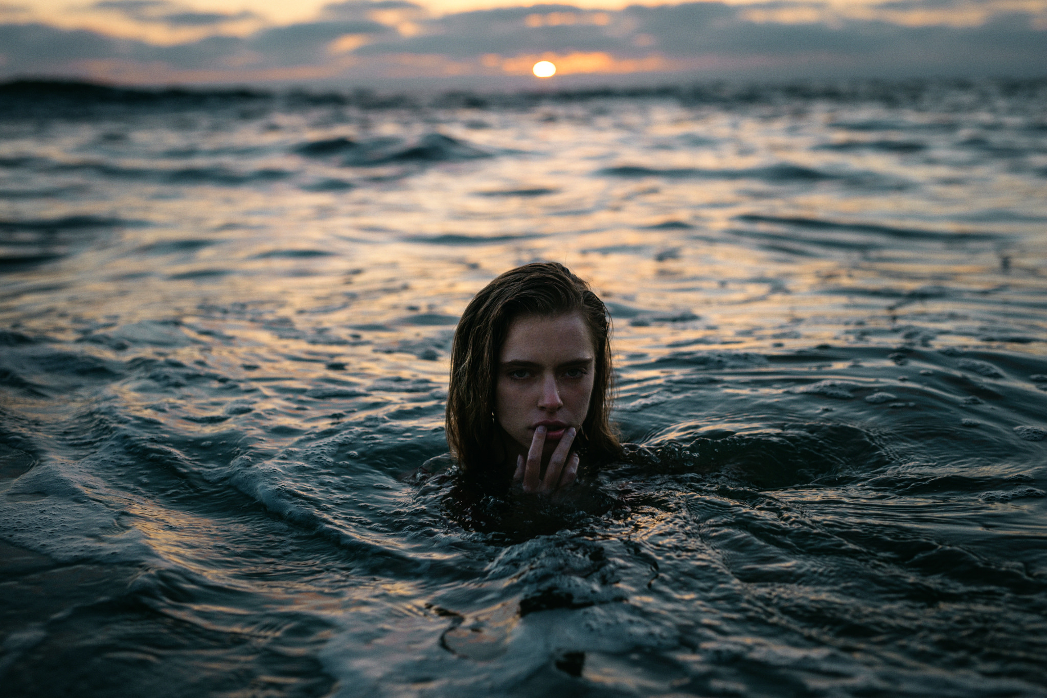 Том на воде. Девушка в воде. Выныривает из воды. Вода и человек. Девушка выныривает из воды.