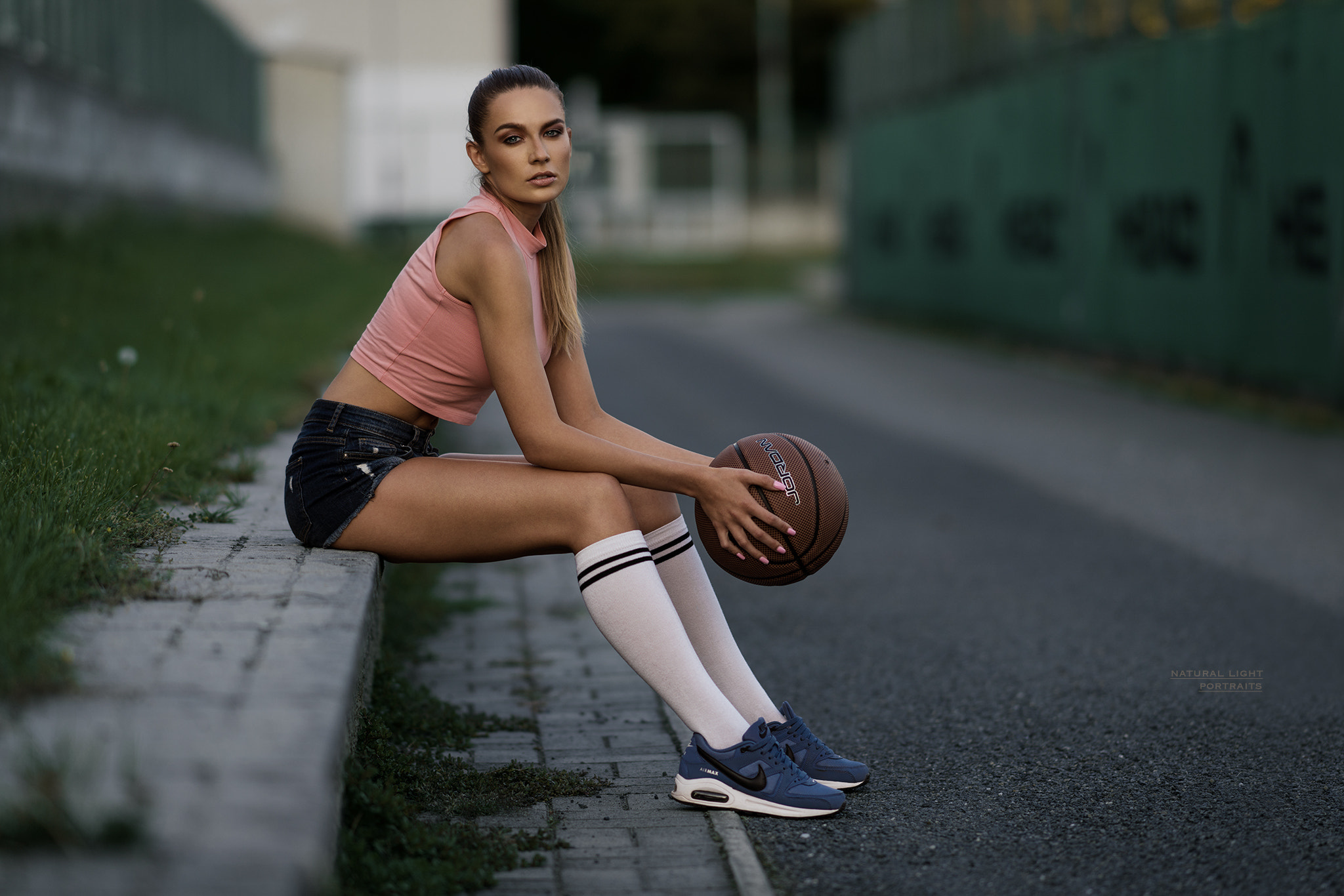Спортивные девушки в кроссовках